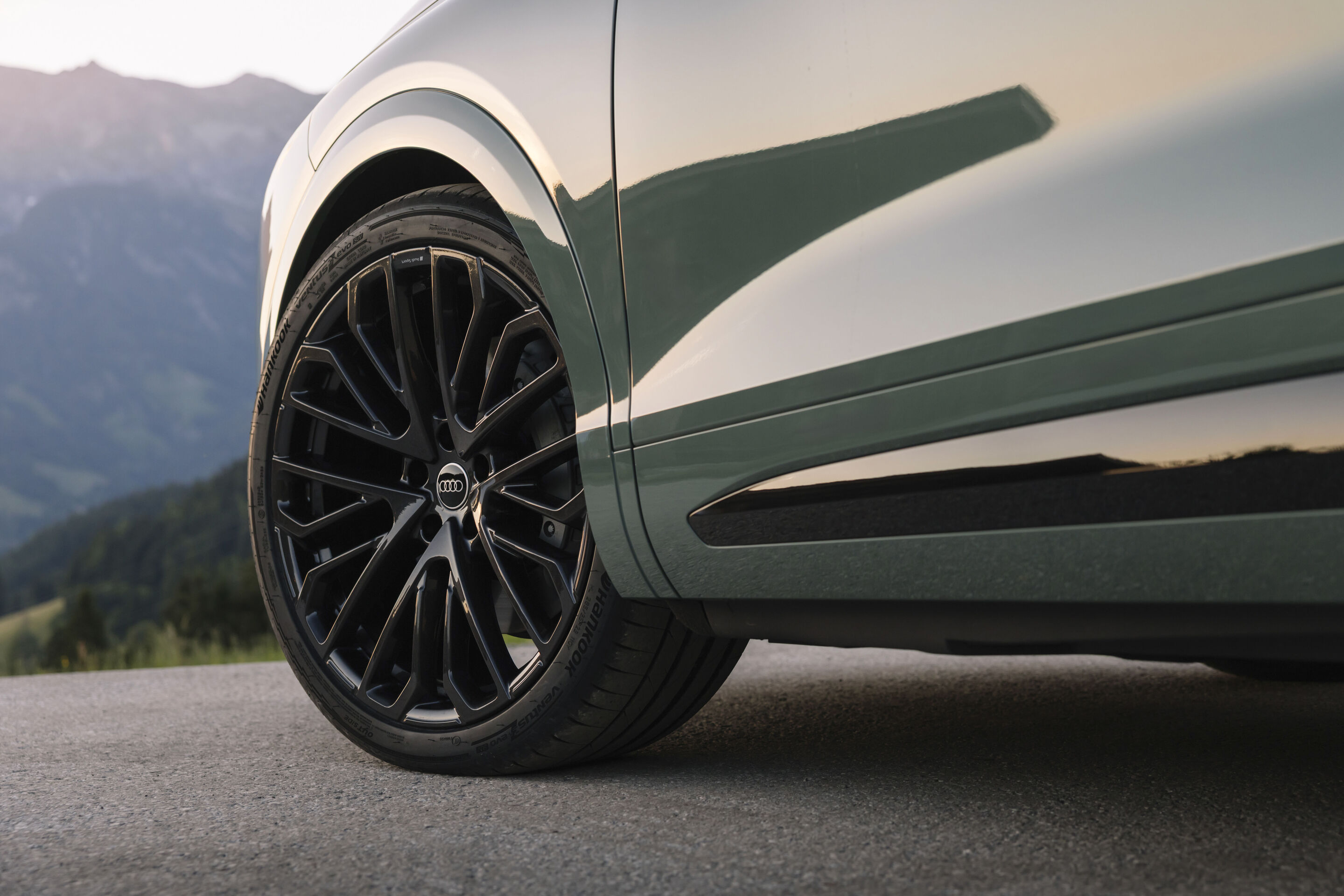 Audi Q7 SUV - Agave green metallic, static photo, exterior