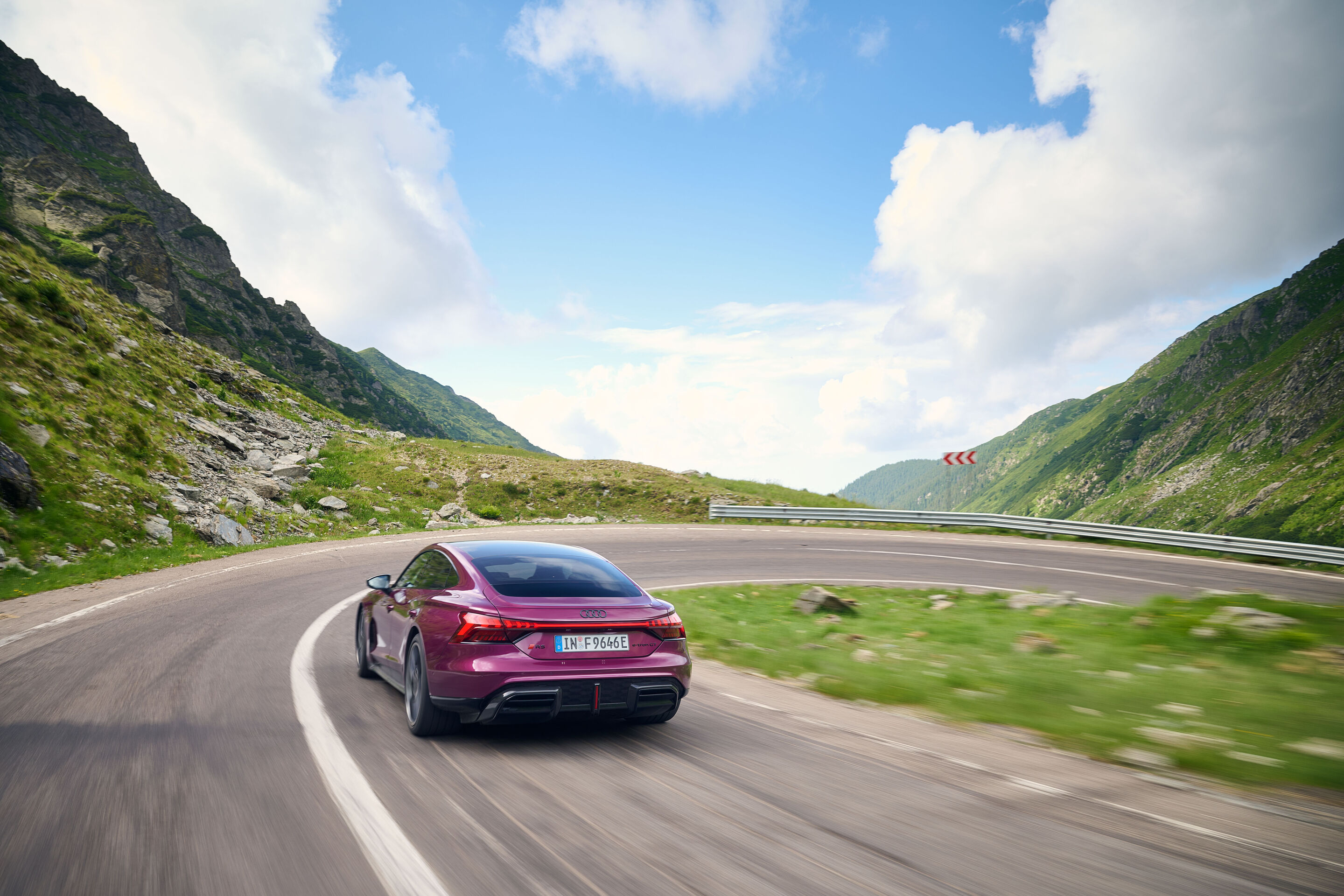 Electric Escape: Through the Carpathians in the Audi e-tron GT - Dynamic shot: the mountain pass demands precision – the electric Gran Turismo in Berry responds with confident control.