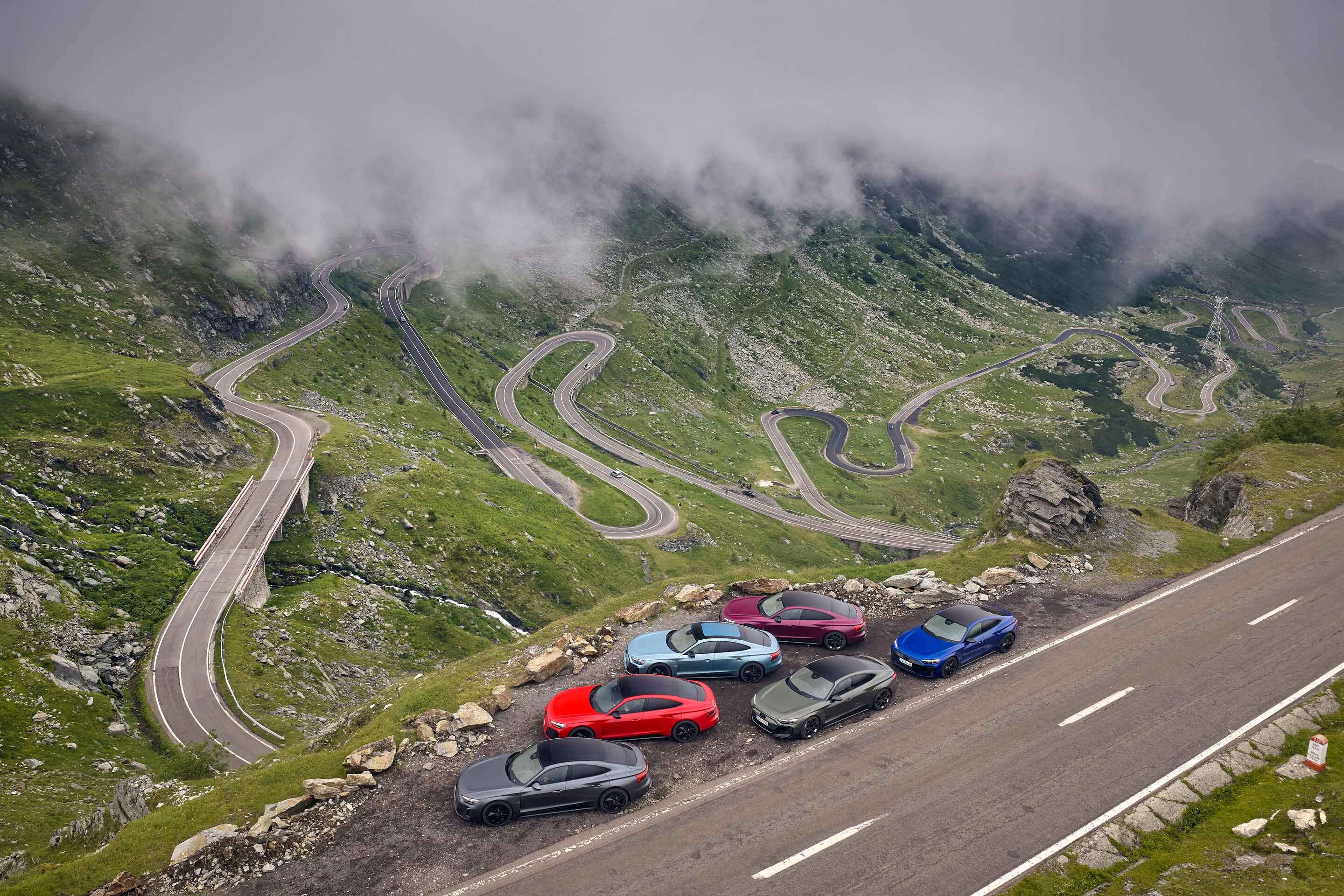 Electric escape: Mit dem Audi e-tron GT durch die Karpaten - Vor der Kulisse der berühmten Serpentinen des Transfăgărășan zeigt sich die gesamte Audi e-tron GT Familie.