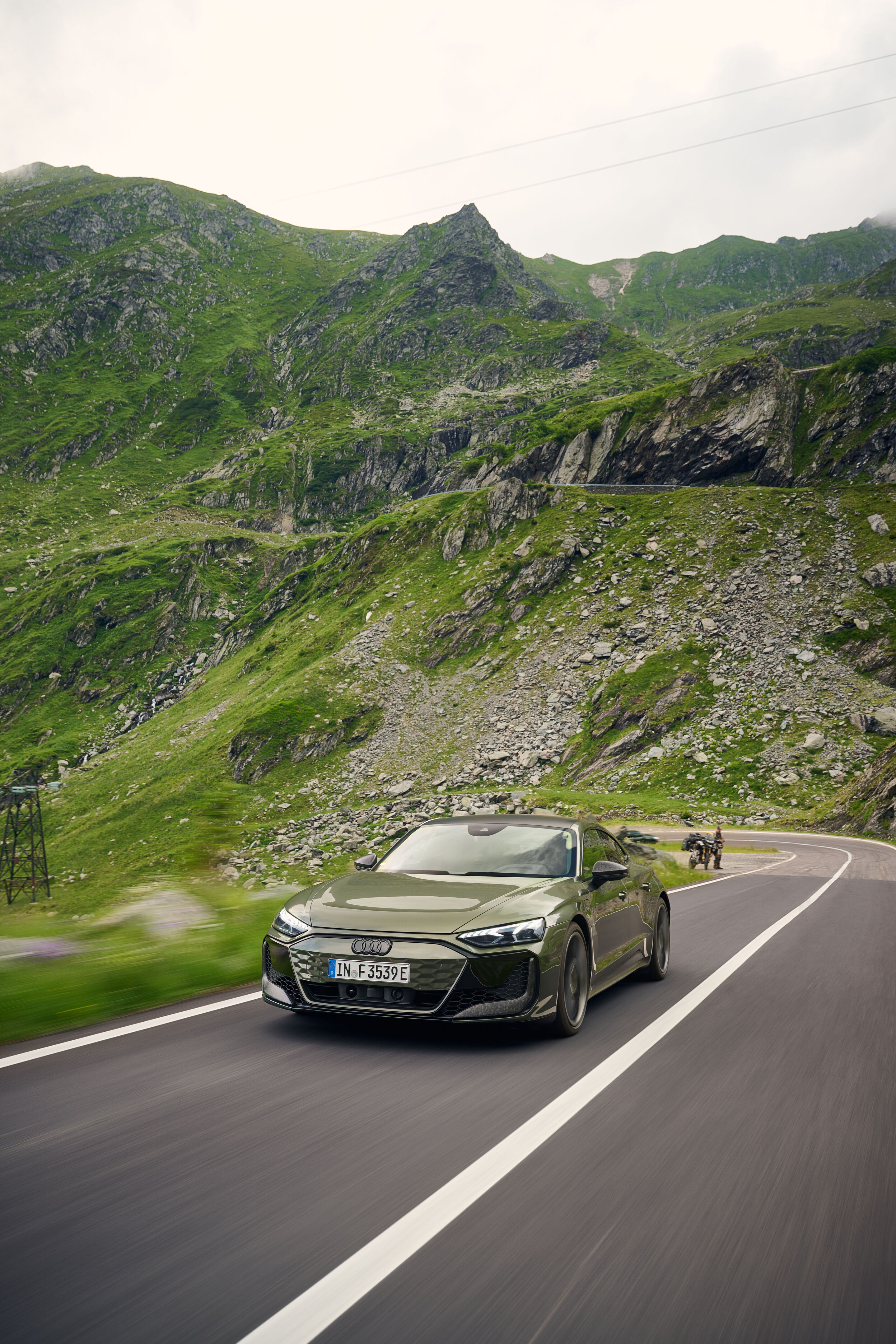 Electric Escape: Through the Carpathians in the Audi e-tron GT - Dynamic shot: Sporting agility and long-distance comfort come together in the Audi e-tron GT in Districtgreen.