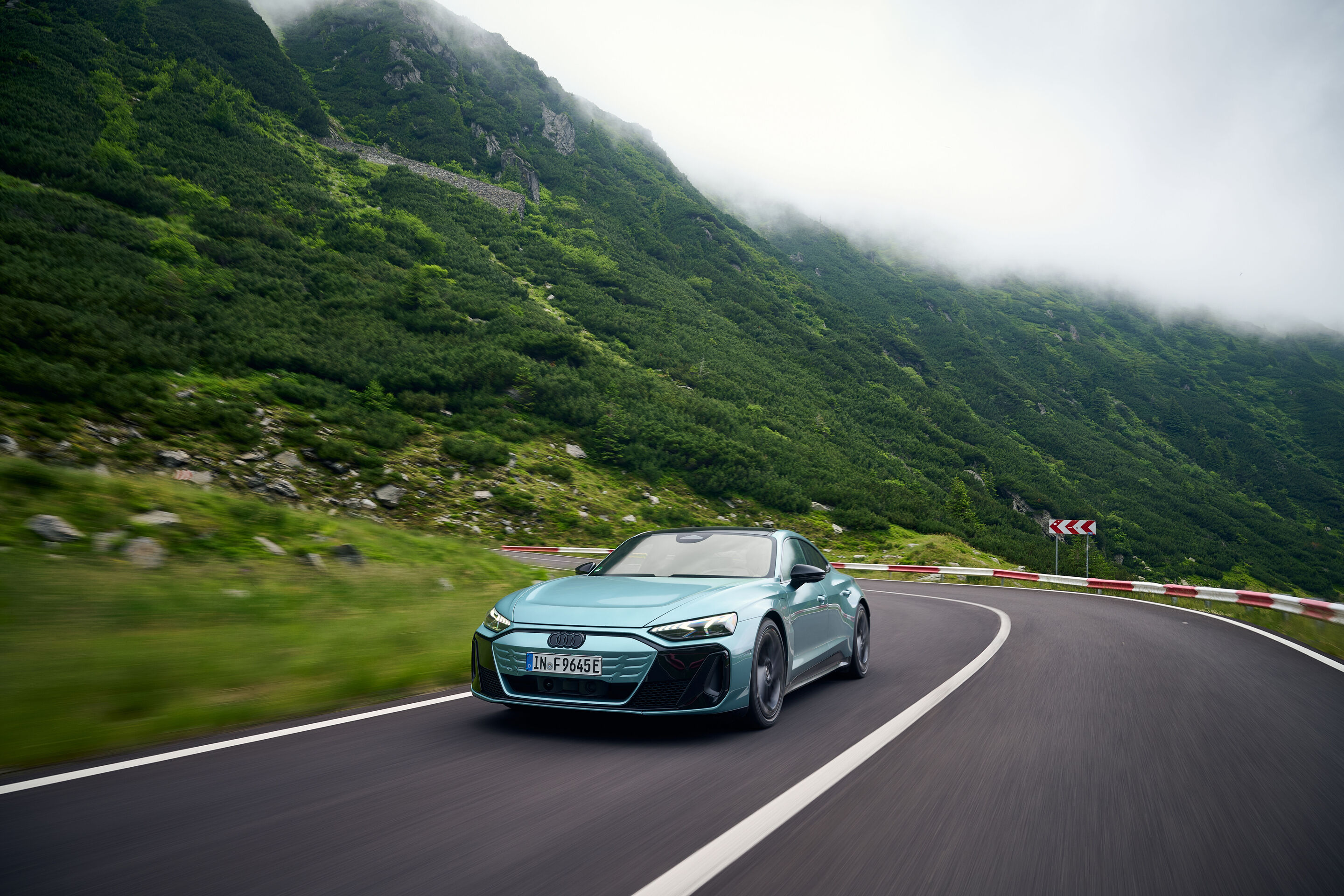 Electric Escape: Through the Carpathians in the Audi e-tron GT - Dynamic shot: between rock faces, clouds and corners, the Audi e-tron GT in Morning Dew Green reveals its full potential