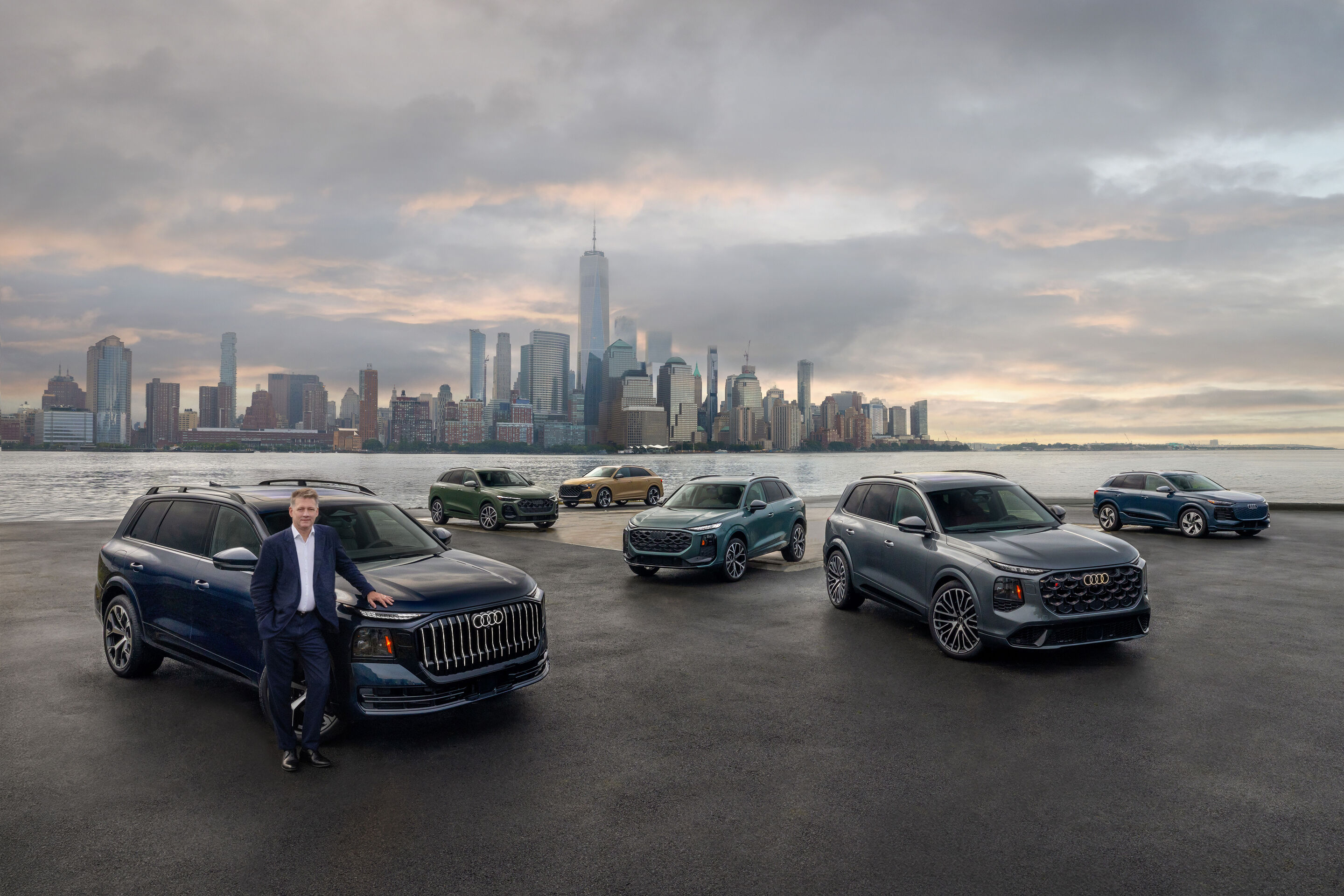 Audi Q9 SUV - Audi CEO Gernot Döllner with some representatives of Audi’s key Q model families for the U.S. market in front of the New York City skyline (left to right): Audi Q9 SUV, Waitomo Blue metallic; Audi Q5, District Green metallic; Audi RS Q8...
