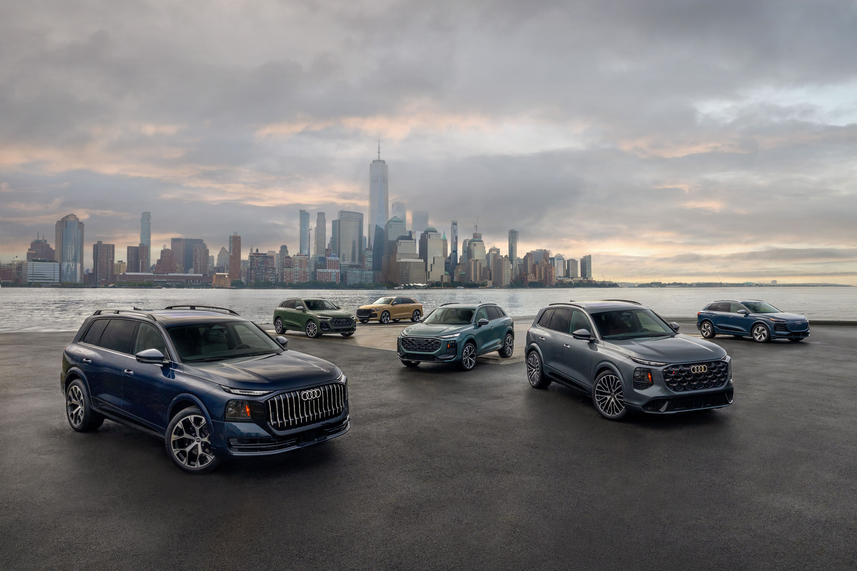 Audi Q9 SUV - Representatives of Audi’s key Q model families for the U.S. market in front of the New York City skyline (left to right): Audi Q9 SUV, Waitomo Blue metallic; Audi Q5, District Green metallic; Audi RS Q8 performance, Sakhir Gold metallic;...