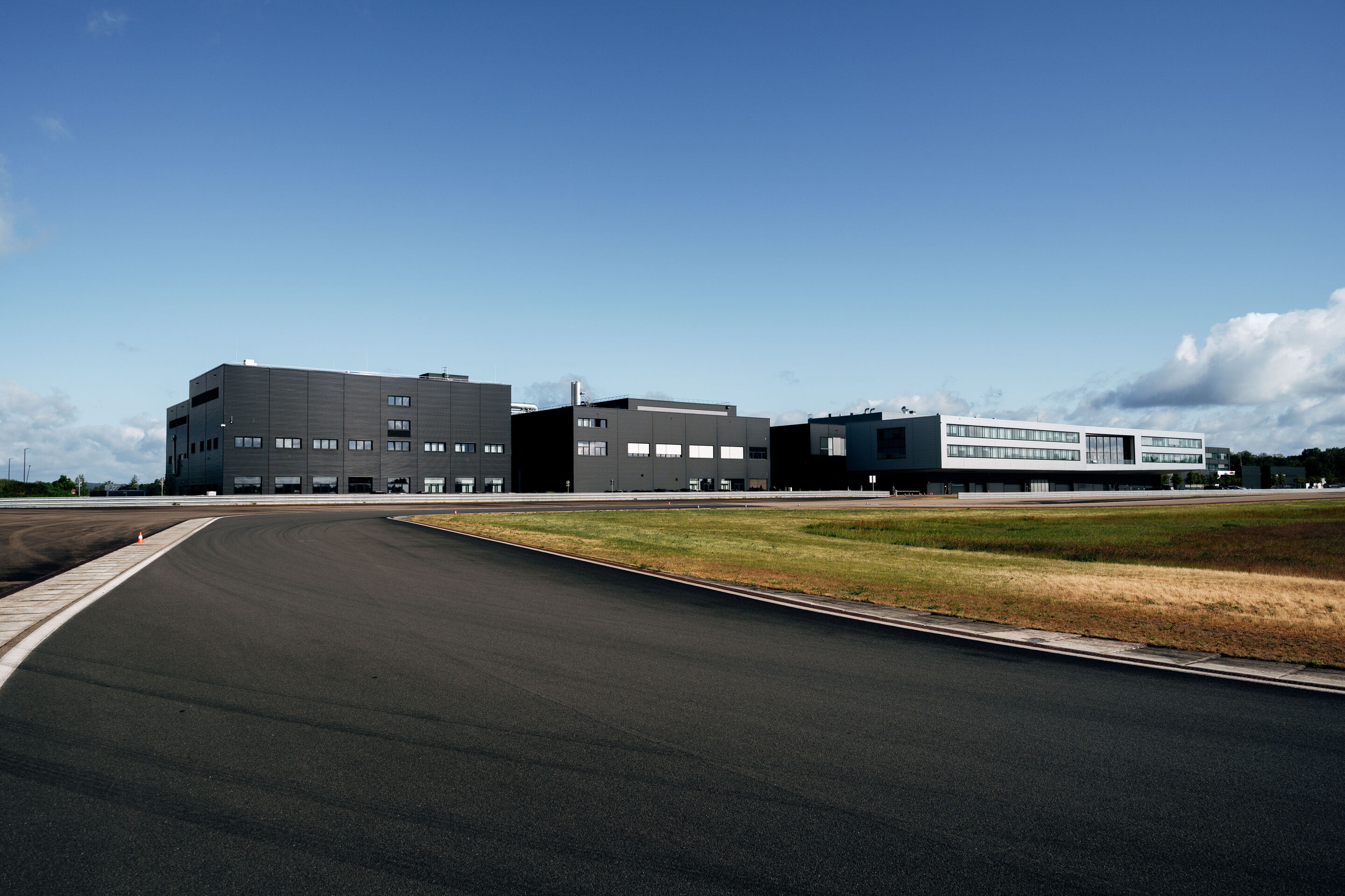 Audi Formula Racing GmbH (AFR) in Neuburg an der Donau - Die FIA hat dem Entwicklungsstandort der Formel-1-Antriebseinheit von Audi in Neuburg die Drei-Sterne-Umweltzertifizierung verliehen – die höchste Stufe im Rahmen der FIA-Richtlinien.