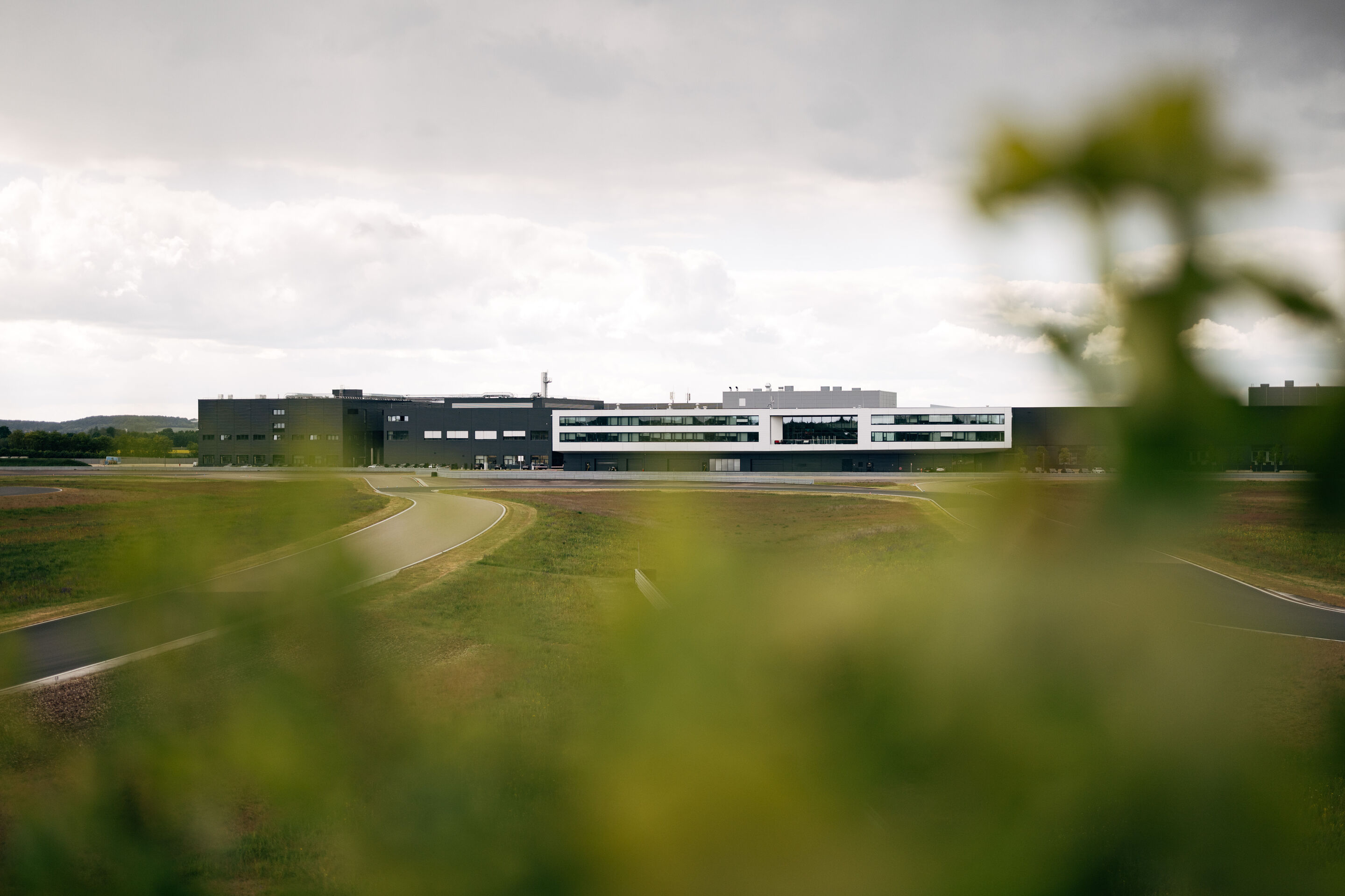 Audi Formula Racing GmbH (AFR) in Neuburg an der Donau - Die FIA hat dem Entwicklungsstandort der Formel-1-Antriebseinheit von Audi in Neuburg die Drei-Sterne-Umweltzertifizierung verliehen – die höchste Stufe im Rahmen der FIA-Richtlinien.