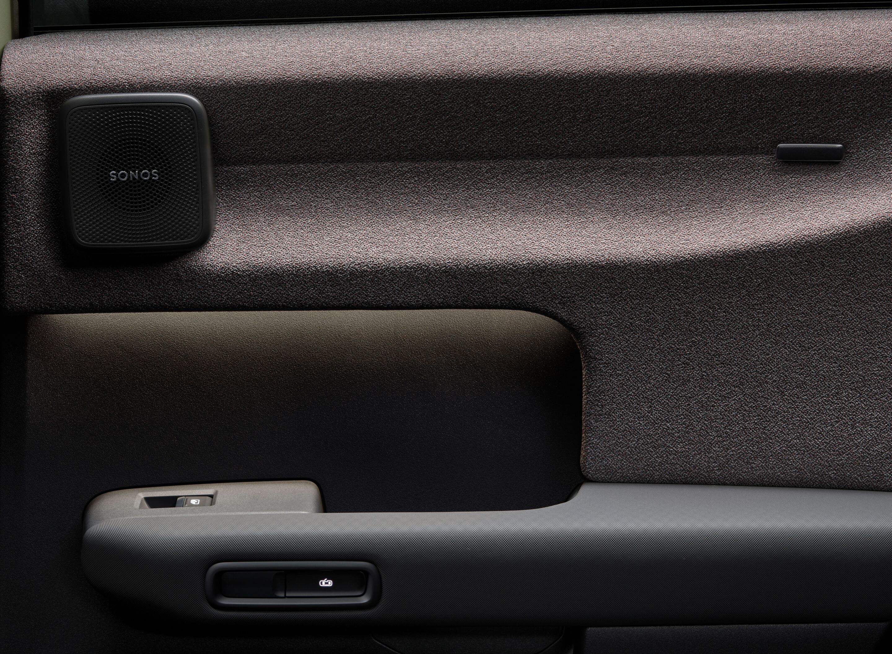 Audi A2 e-tron - Studioaufnahme, Interieur, Detailansicht Türverkleidung mit Sonos Lautsprecher und stoffbezogene Oberfläche Softwrap