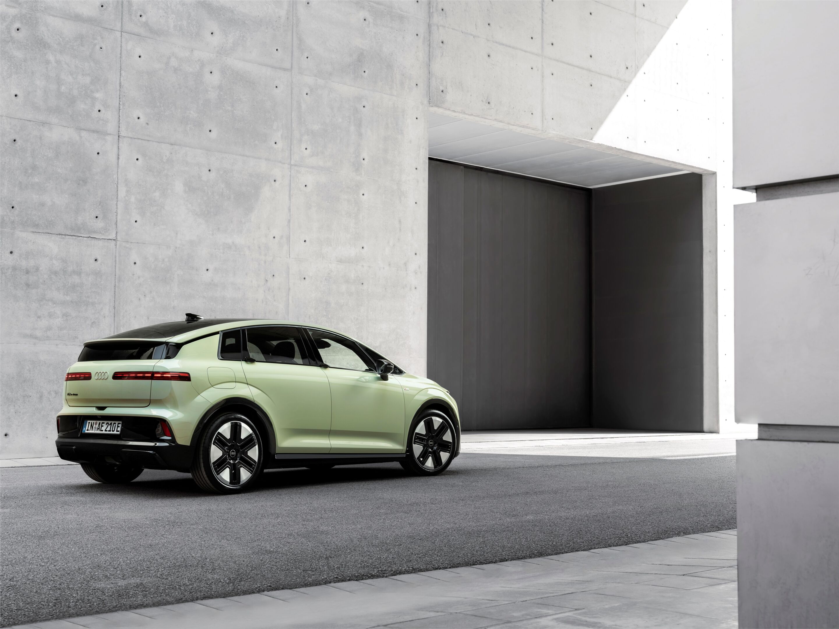 Audi A2 e-tron - Farbe: Pistaziengrün, Outdoor-Standaufnahme, Exterieur, Dreiviertelheckansicht