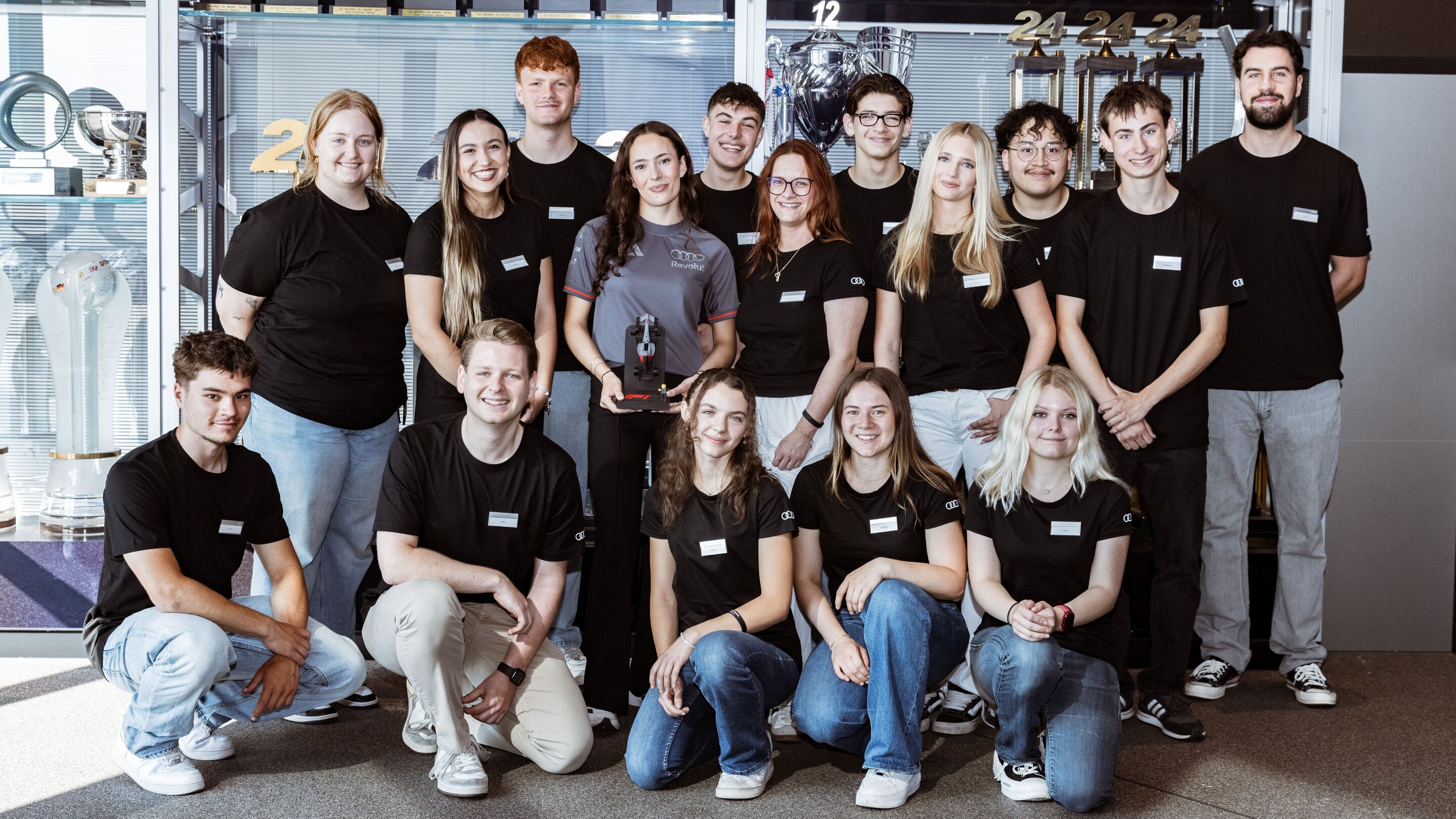 Auszubildende mit Nachwuchsrennfahrerin Emma Felbermayr - Auszubildende treffen Nachwuchsrennfahrerin Emma Felbermayr. Die Österreicherin fährt sehr erfolgreich für das Audi Revolut F1 Team in der Nachwuchsrennserie F1 Academy.