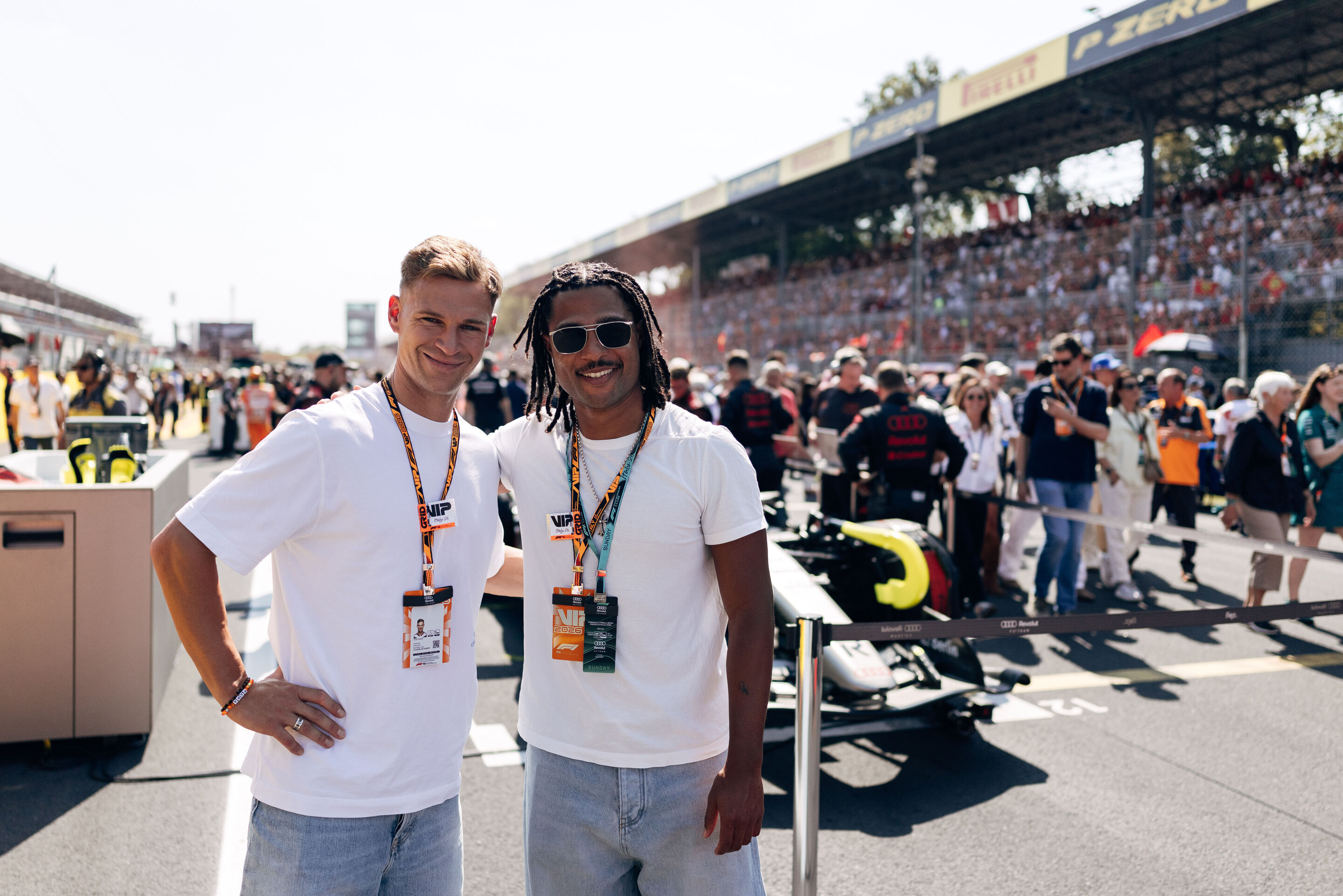 Audi Revolut F1 Team: Grand Prix von Italien - Die Fußballspieler Joshua Kimmich und Serge Gnabry vom FC Bayern in der Startaufstellung vor dem Audi R26 von Nico Hülkenberg
