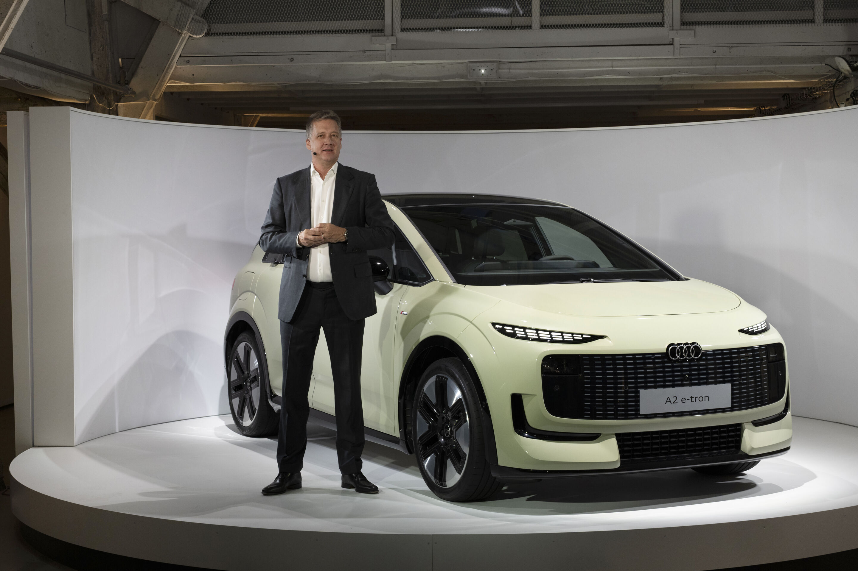 Audi präsentiert den A2 e-tron - Audi CEO Gernot Döllner hat in Paris den Audi A2 e-tron enthüllt. Mit seinem Fokus auf Effizienz, intelligente Technologie und Alltagstauglichkeit macht das vollelektrische Kompaktmodell die Erneuerung der Marke sichtbar.