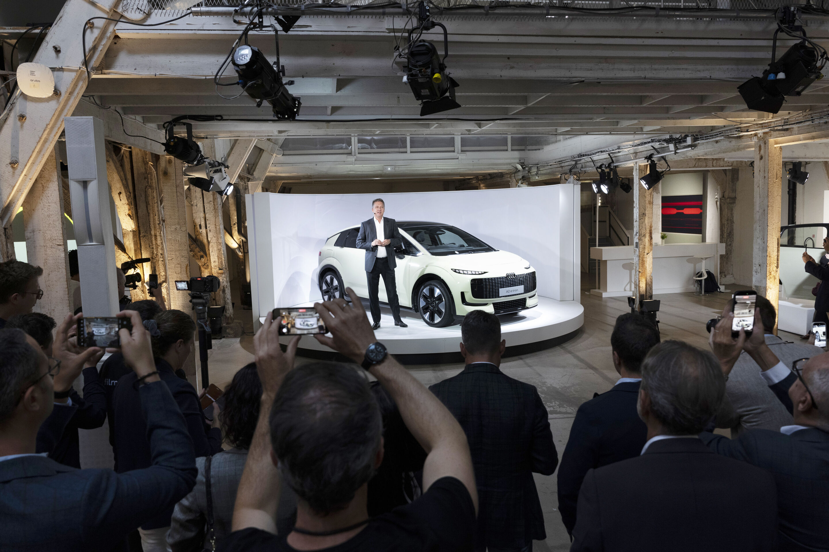 Audi präsentiert den A2 e-tron - Audi CEO Gernot Döllner hat in Paris den Audi A2 e-tron enthüllt. Mit seinem Fokus auf Effizienz, intelligente Technologie und Alltagstauglichkeit macht das vollelektrische Kompaktmodell die Erneuerung der Marke sichtbar.