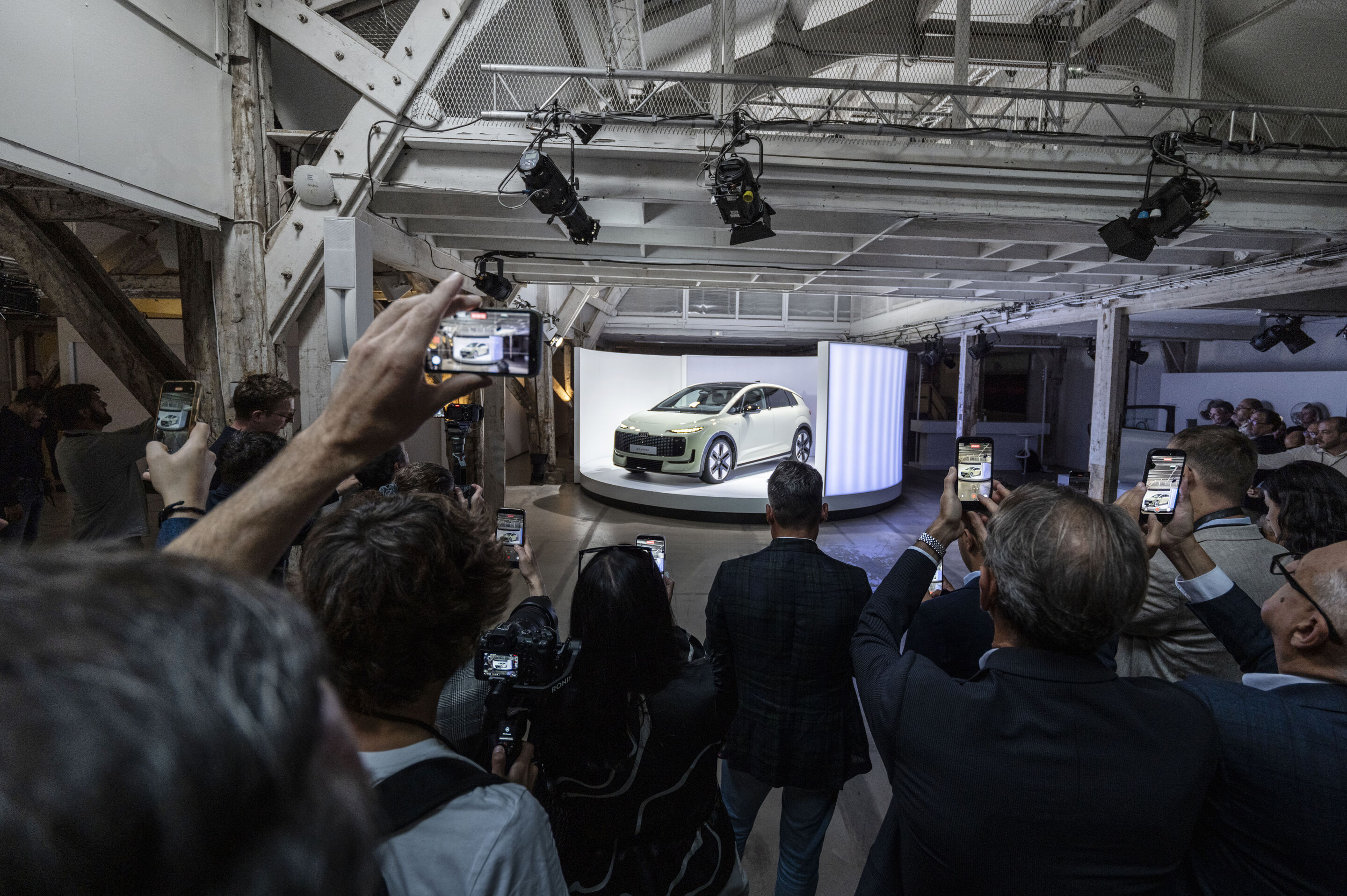 Audi präsentiert den A2 e-tron - Mit seinem Fokus auf Effizienz, intelligente Technologie und Alltagstauglichkeit macht der Audi A2 e-tron die Erneuerung der Marke sichtbar. Impressionen von der Medienpremiere in Paris.