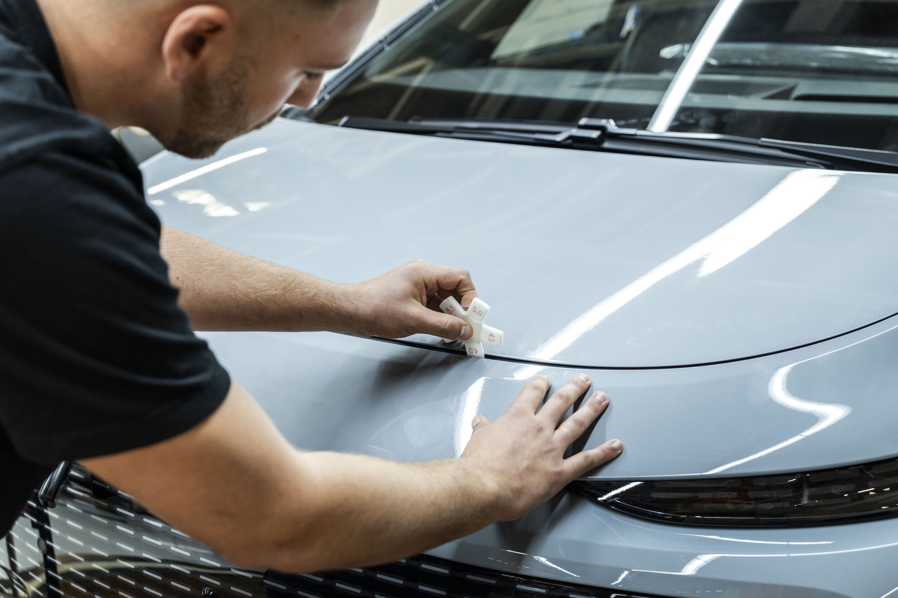 Audi A2 e-tron production at the Ingolstadt site - For the highest quality standards: Inspection of panel gap alignment on the Audi A2 e-tron