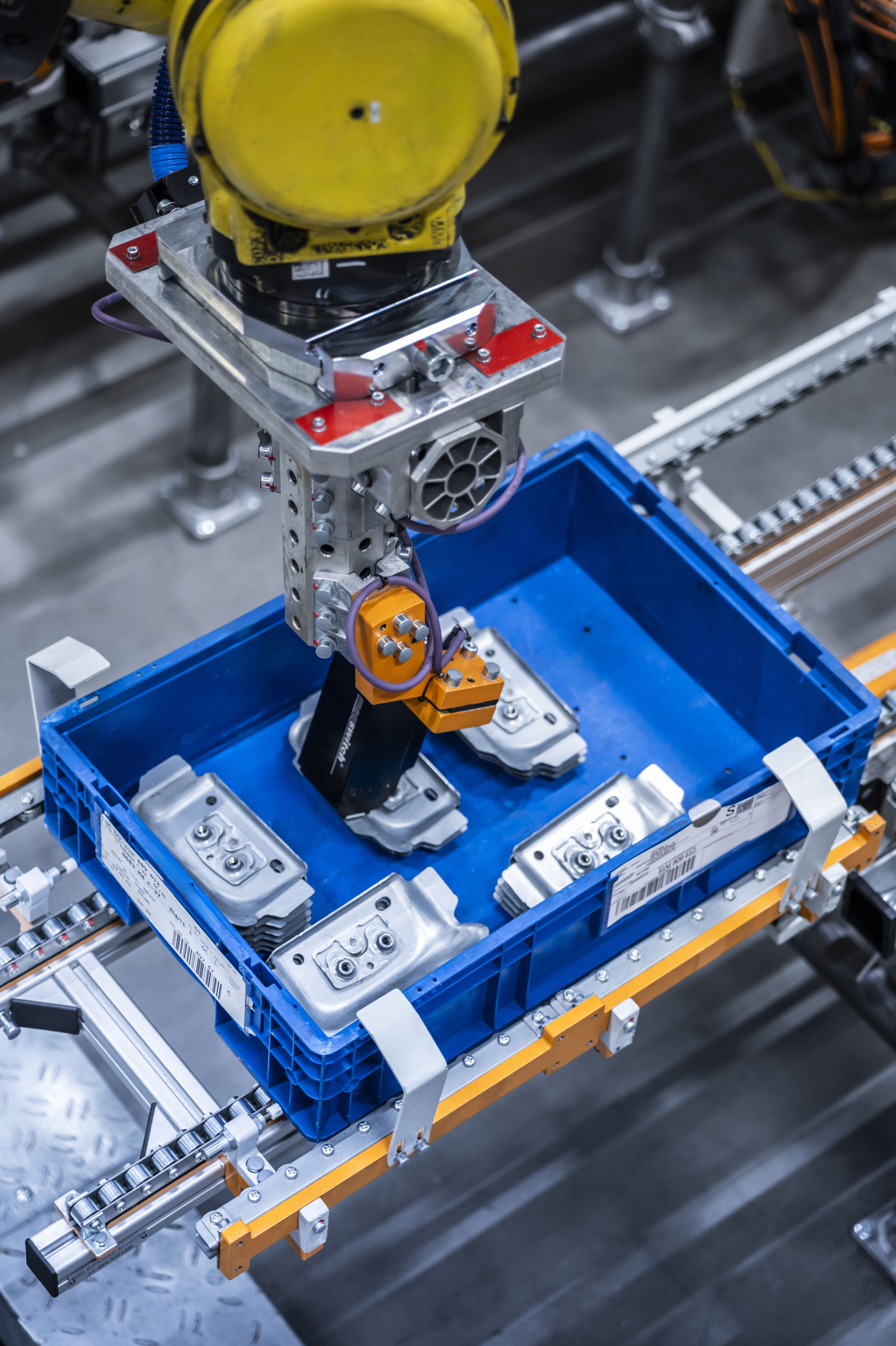 Audi A2 e-tron production at the Ingolstadt site - In body shop production, so-called bin picking uses intelligent image processing and camera-guided robot control to identify components in containers and pick them precisely.