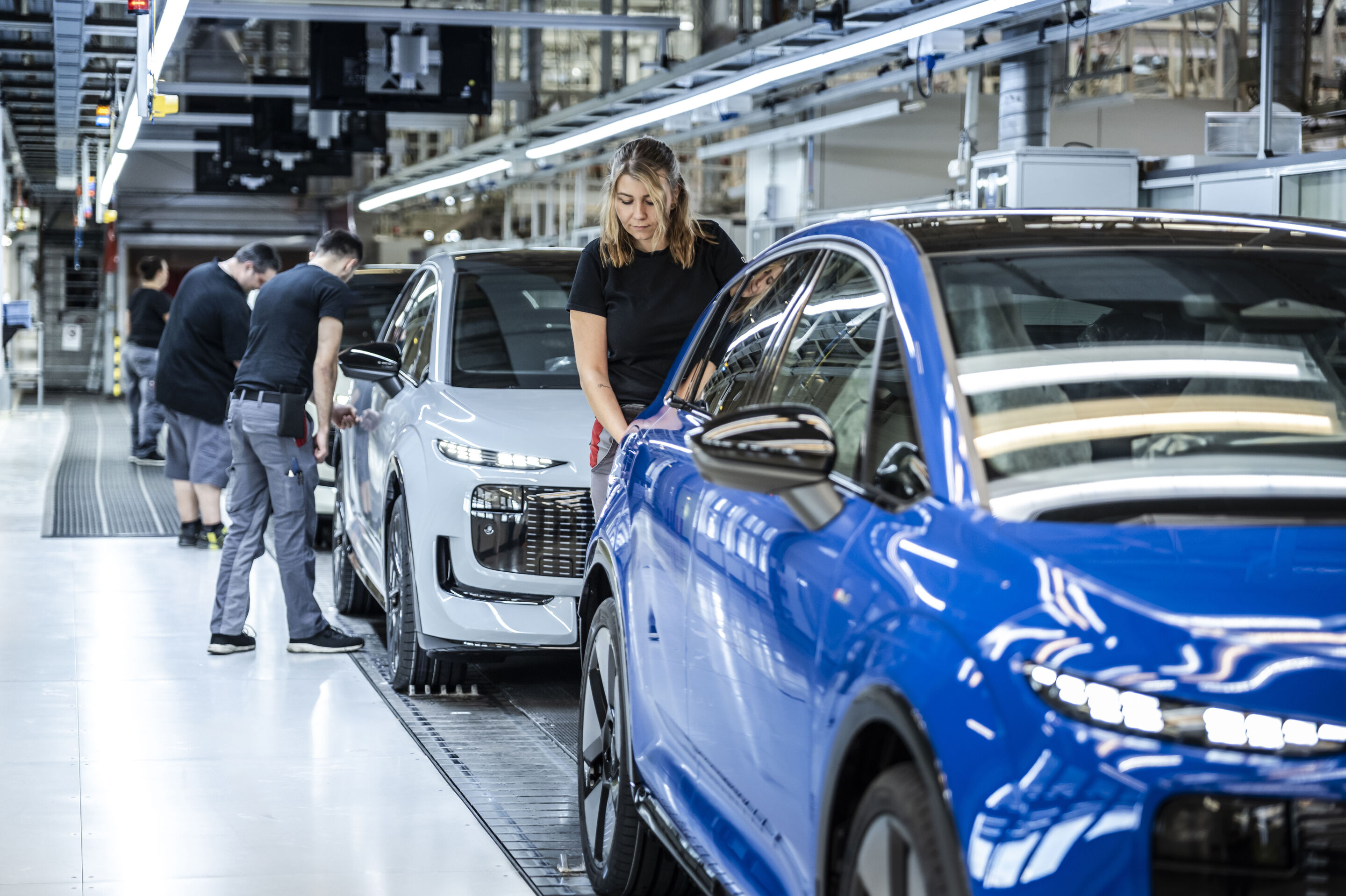 Audi A2 e-tron production at the Ingolstadt site - Audi employees conducting the final quality inspection of the Audi A2 e-tron in the light tunnel