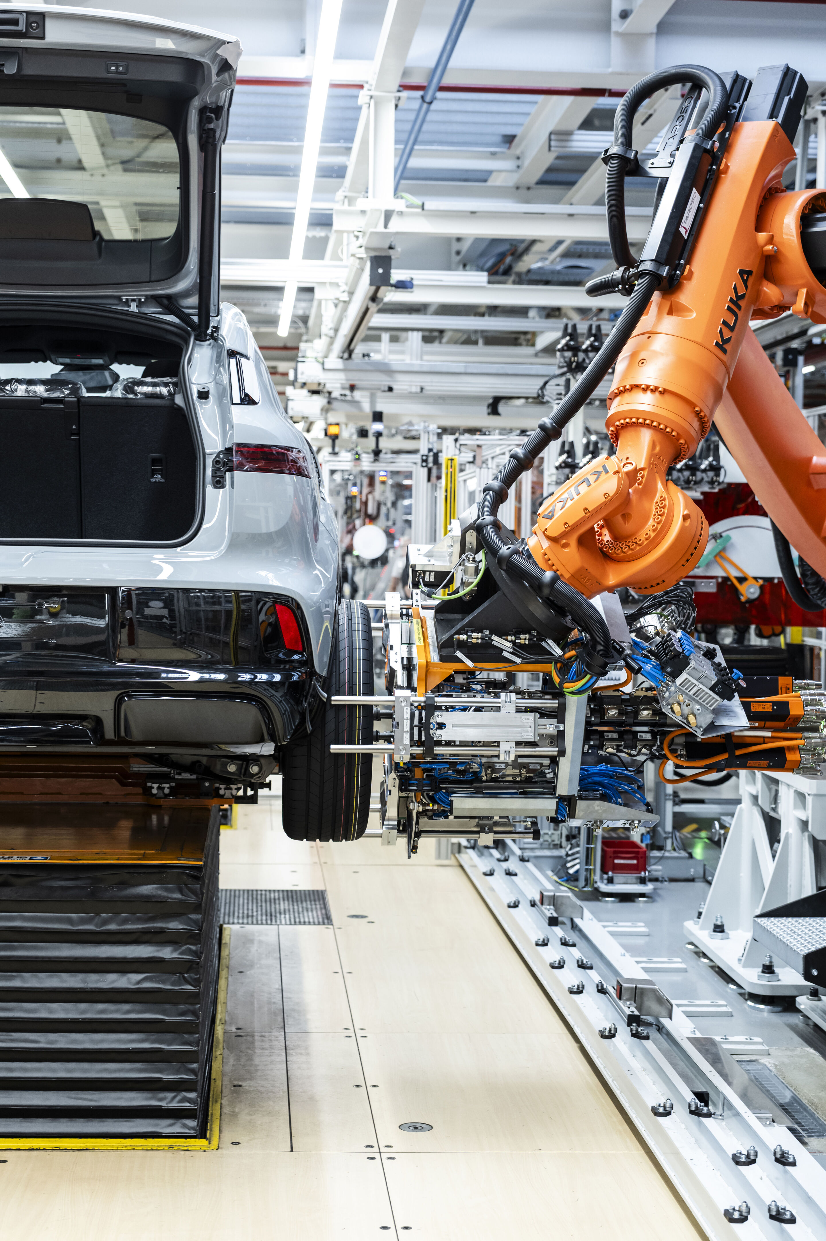 Audi A2 e-tron production at the Ingolstadt site - With the A2 e-tron, Audi is introducing fully automated wheel assembly at its Ingolstadt site.