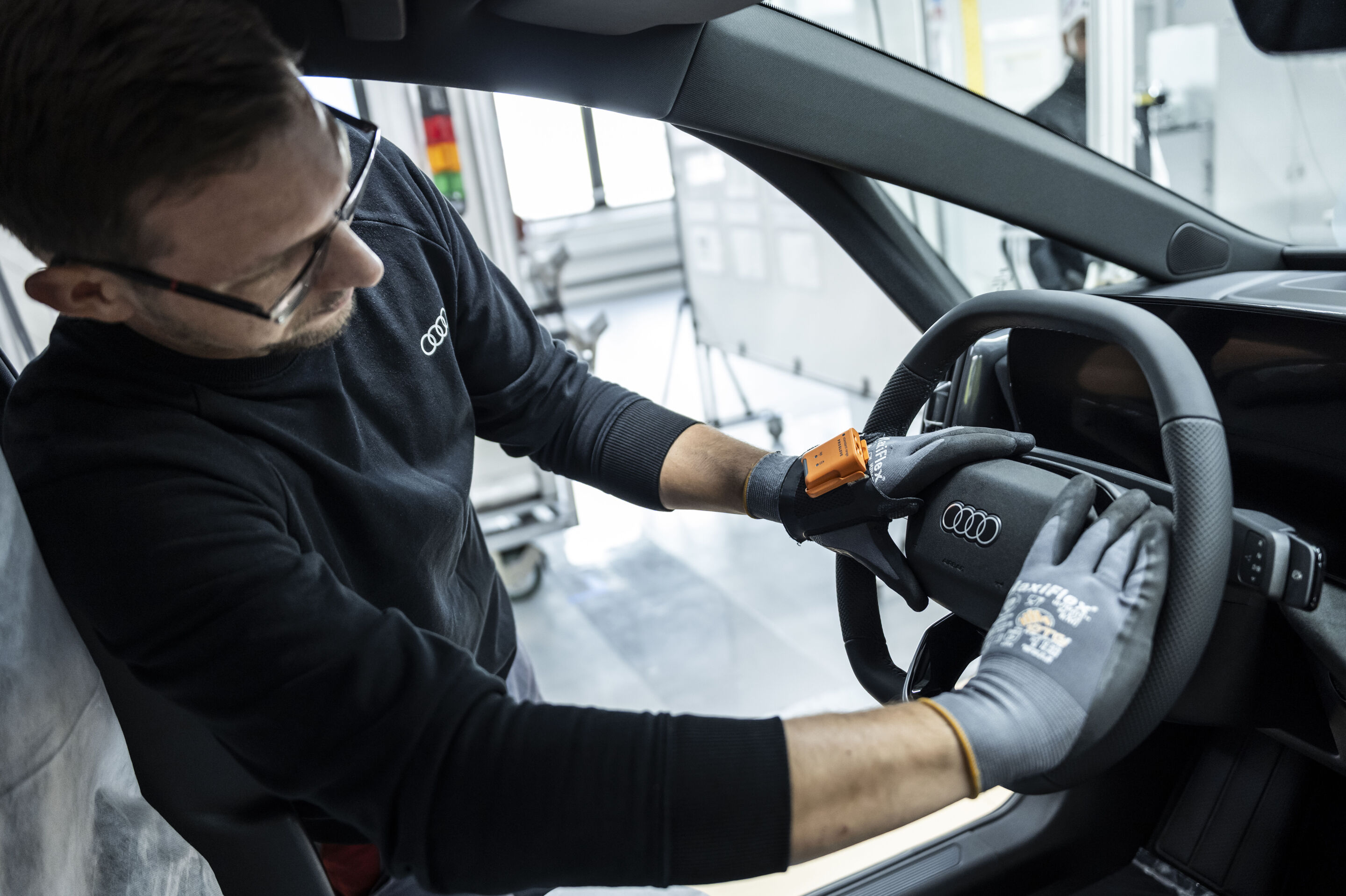 Audi A2 e-tron production at the Ingolstadt site - Installation of the steering wheel in Audi A2 e-tron production.