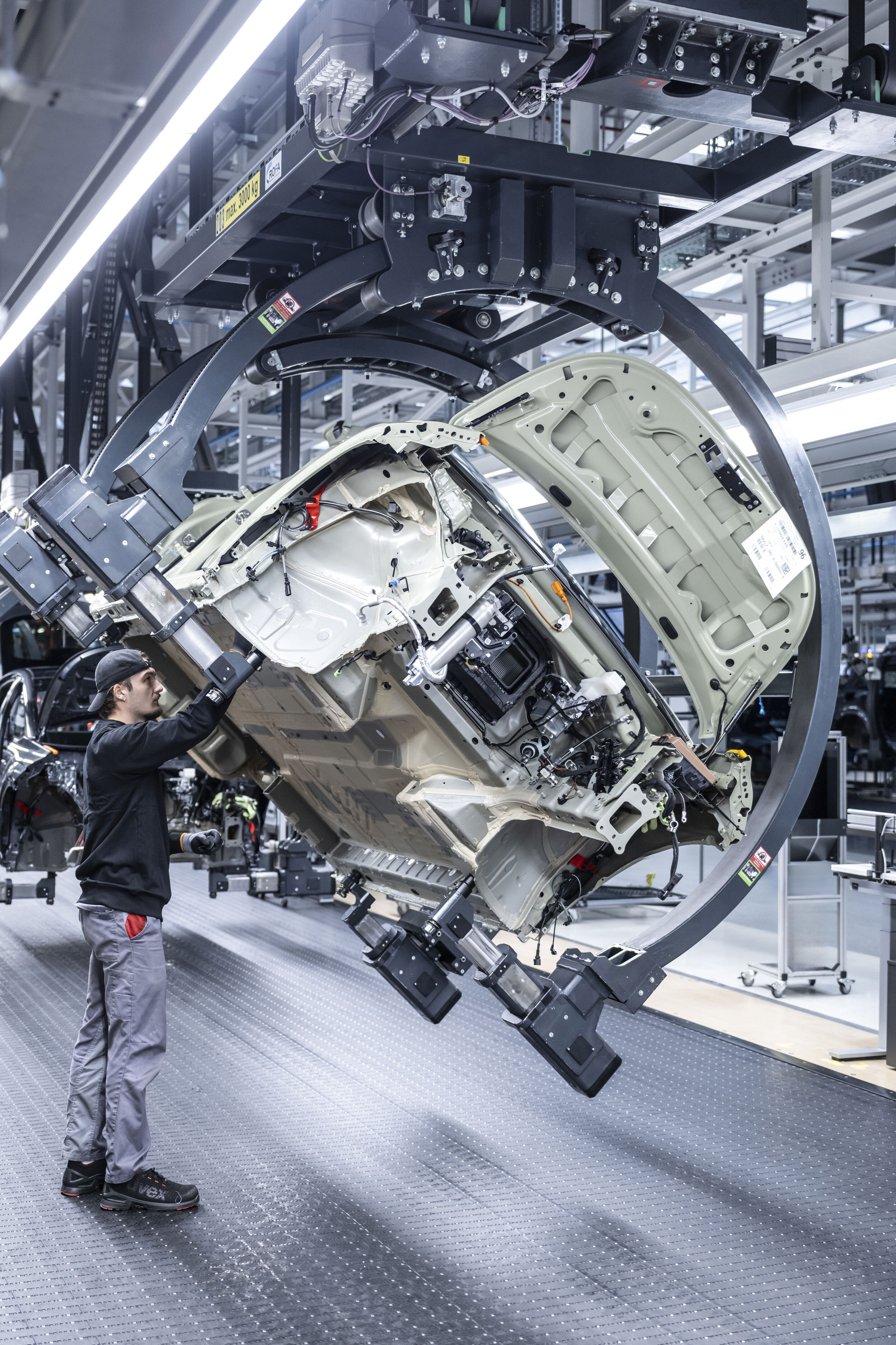 Audi A2 e-tron production at the Ingolstadt site - Preparatory assembly work on the underbody of the Audi A2 e-tron.