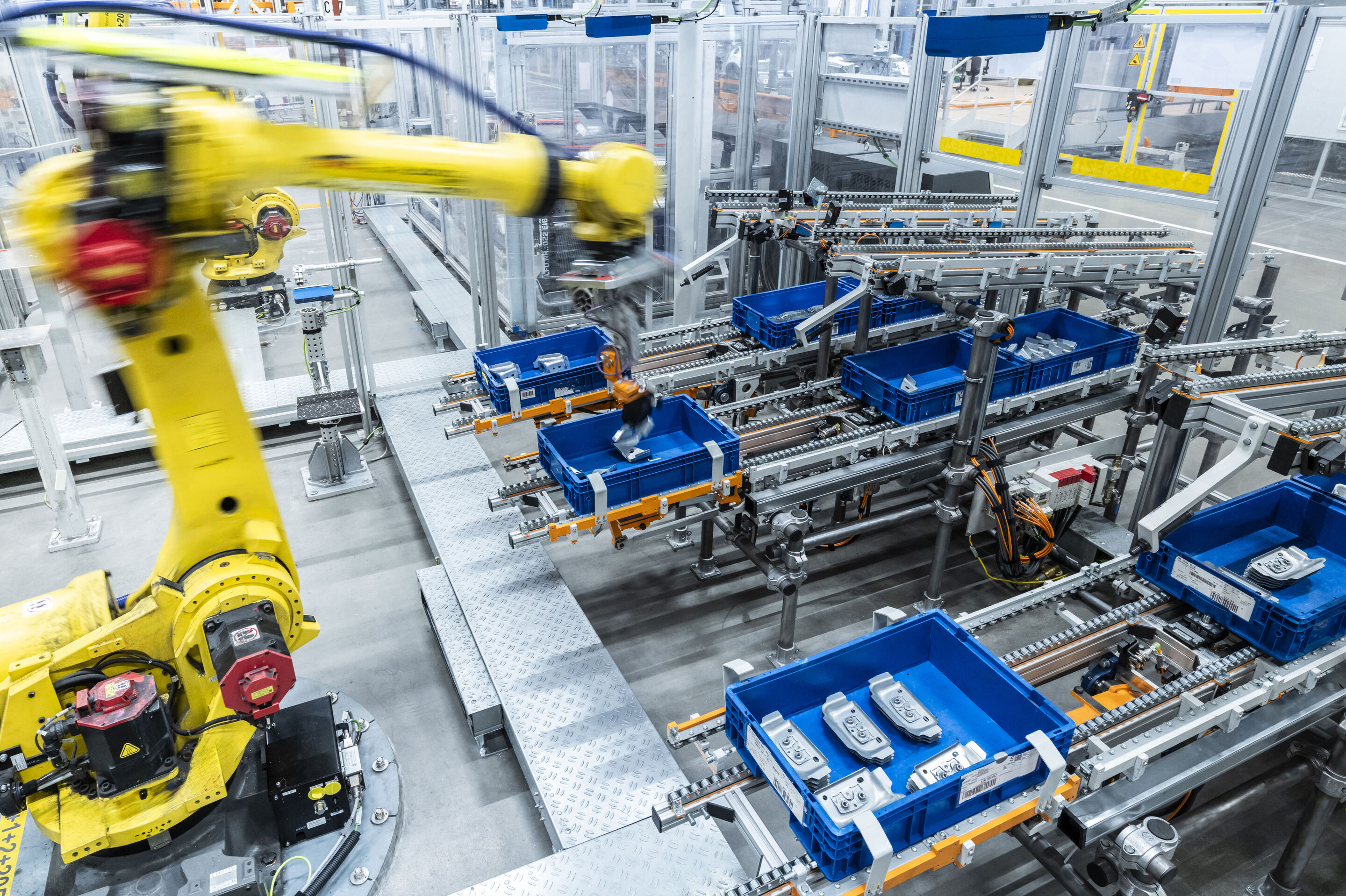 Audi A2 e-tron production at the Ingolstadt site - In so-called “bin picking”, intelligent technology identifies and picks components in body shop production using image processing and camera-guided robot control.