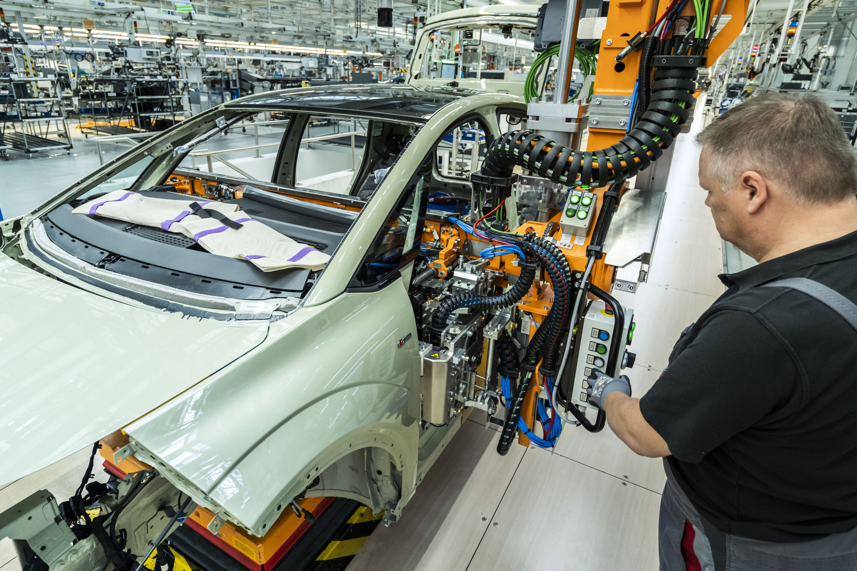 Audi A2 e-tron production at the Ingolstadt site - Installation of the cockpit using a handling device