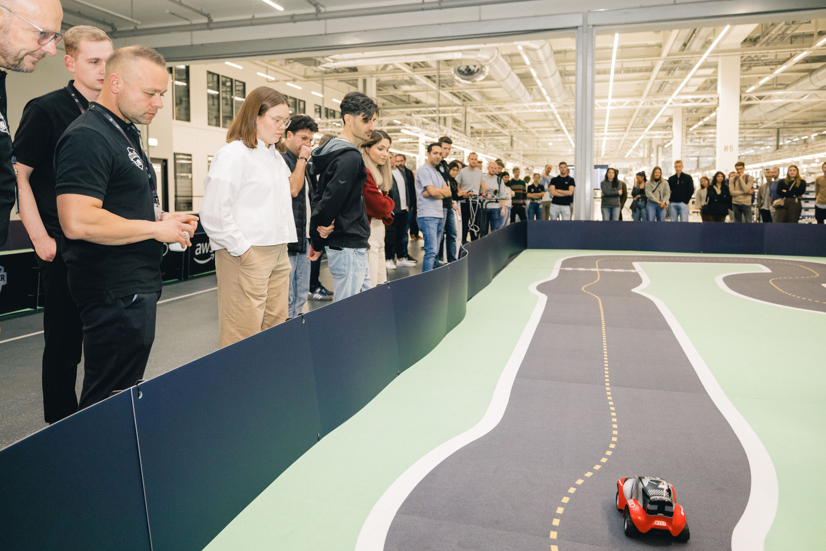 DeepRacer Cup 2026: Künstliche Intelligenz trifft Motorsport - Beim DeepRacer Cup 2026 entwickeln die Teilnehmenden ein KI-Modell für ein autonomes Rennfahrzeug. Die besten Teams aus dem digitalen Qualifying können sich für das Live-Finale am 5. Dezember...