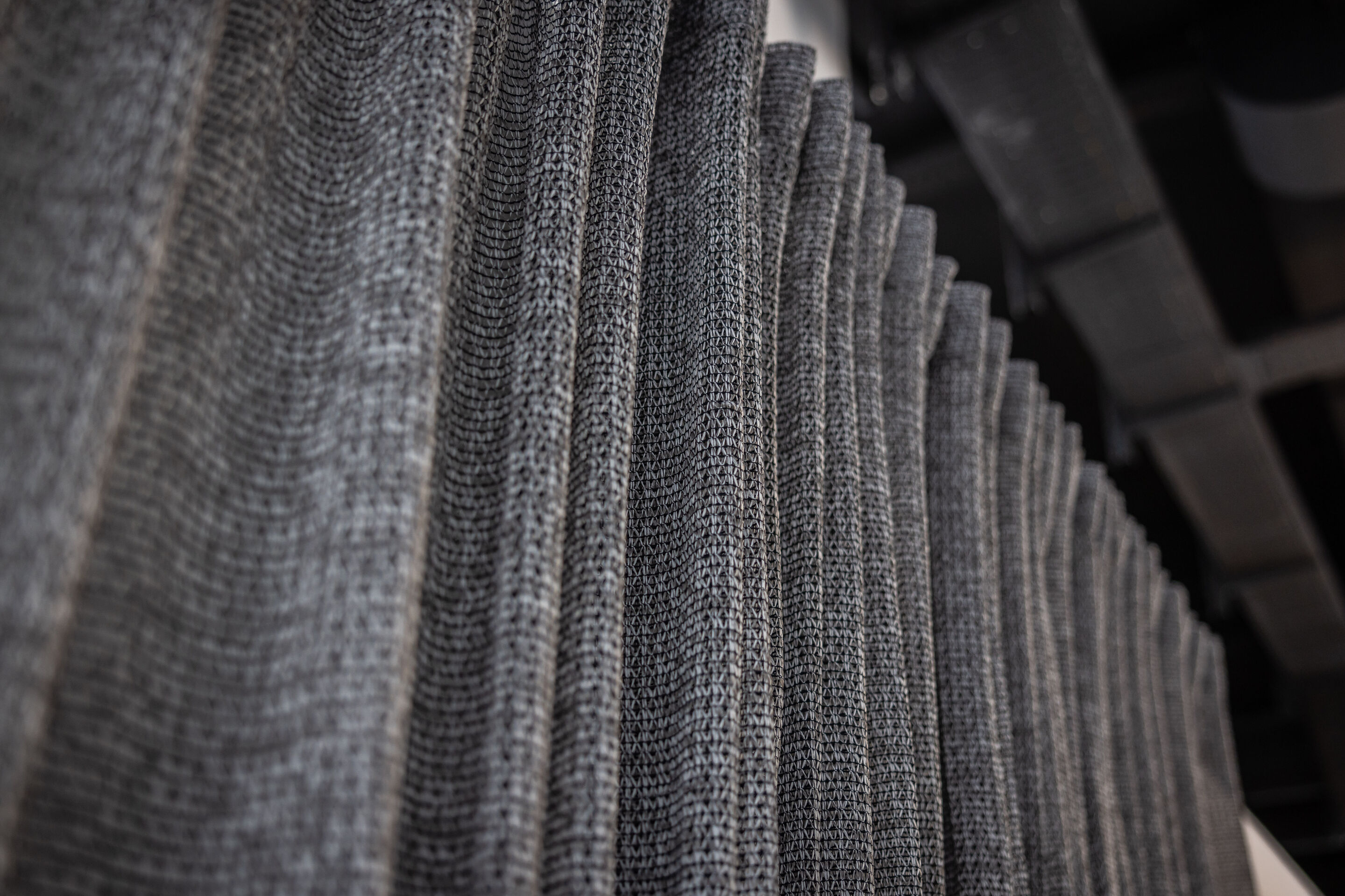 Audi Corporate Architecture: Room dividers in the Audi showroom - The specially designed room divider is made from a material made from used fishing nets and other marine plastic waste, among other things.