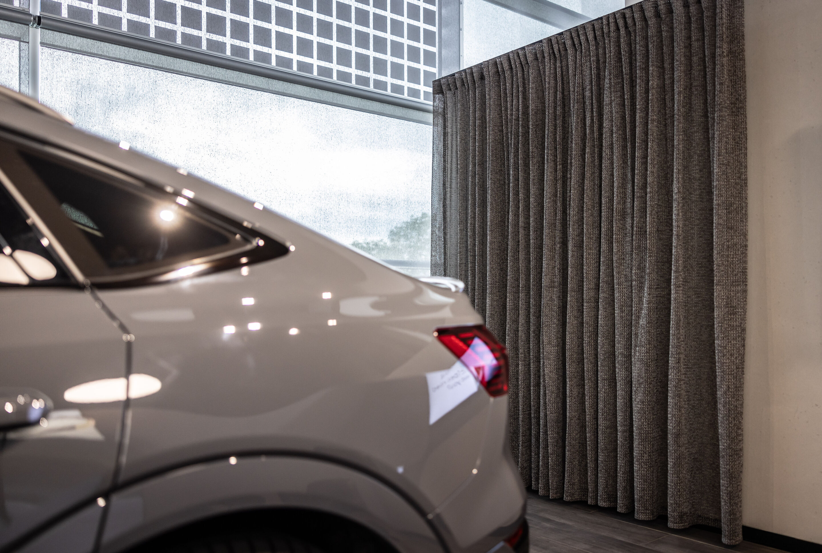 Audi Corporate Architecture: Room dividers in the Audi showroom - The specially designed room divider is made from a material made from used fishing nets and other marine plastic waste, among other things.