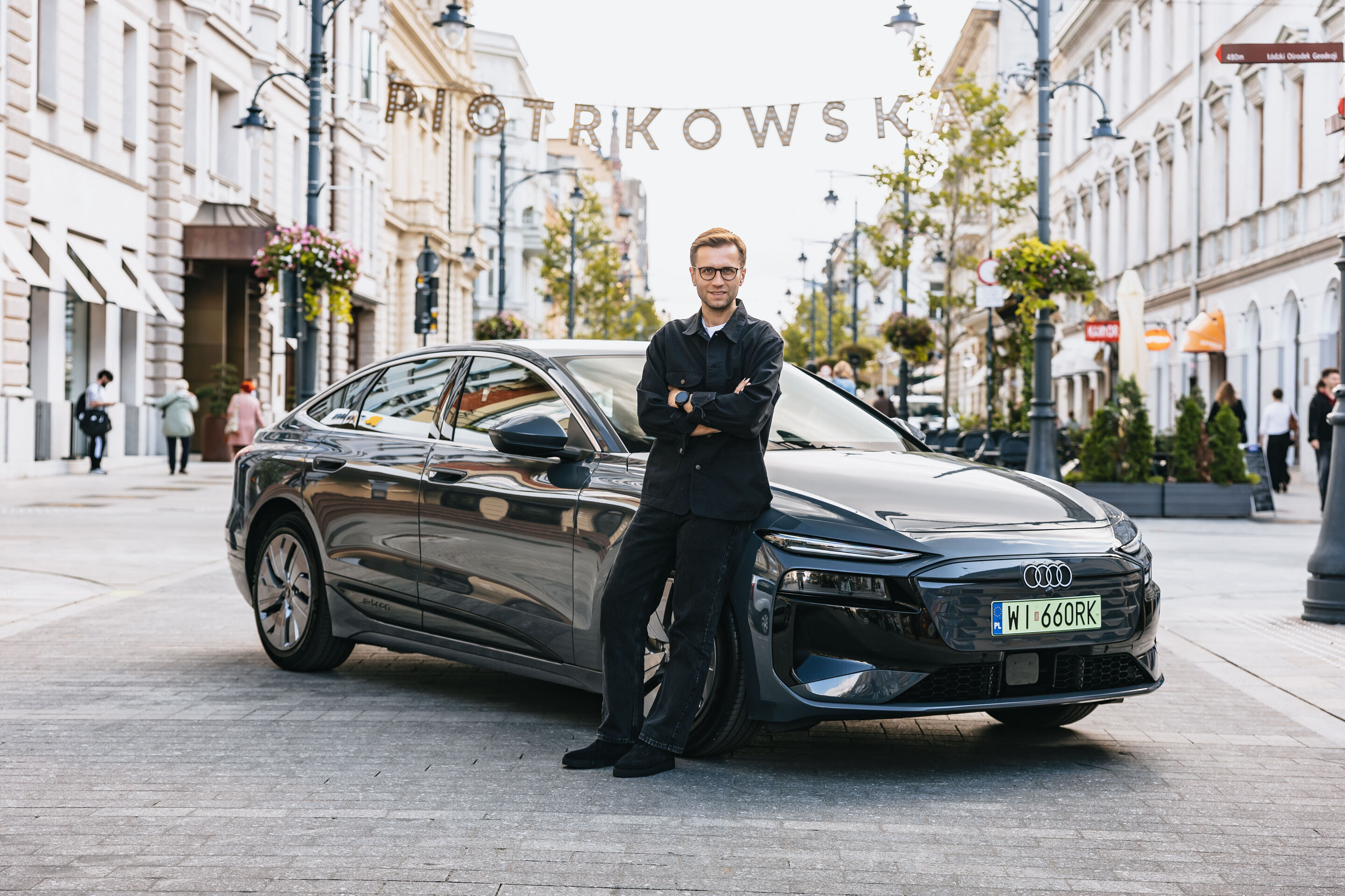 Miko Marczyk am Audi A6 Sportback e-tron performance - 1.338 Kilometer mit einer Batterieladung: Miko Marczyk stellt im Audi A6 Sportback e-tron performance einen Guinness-Weltrekord auf