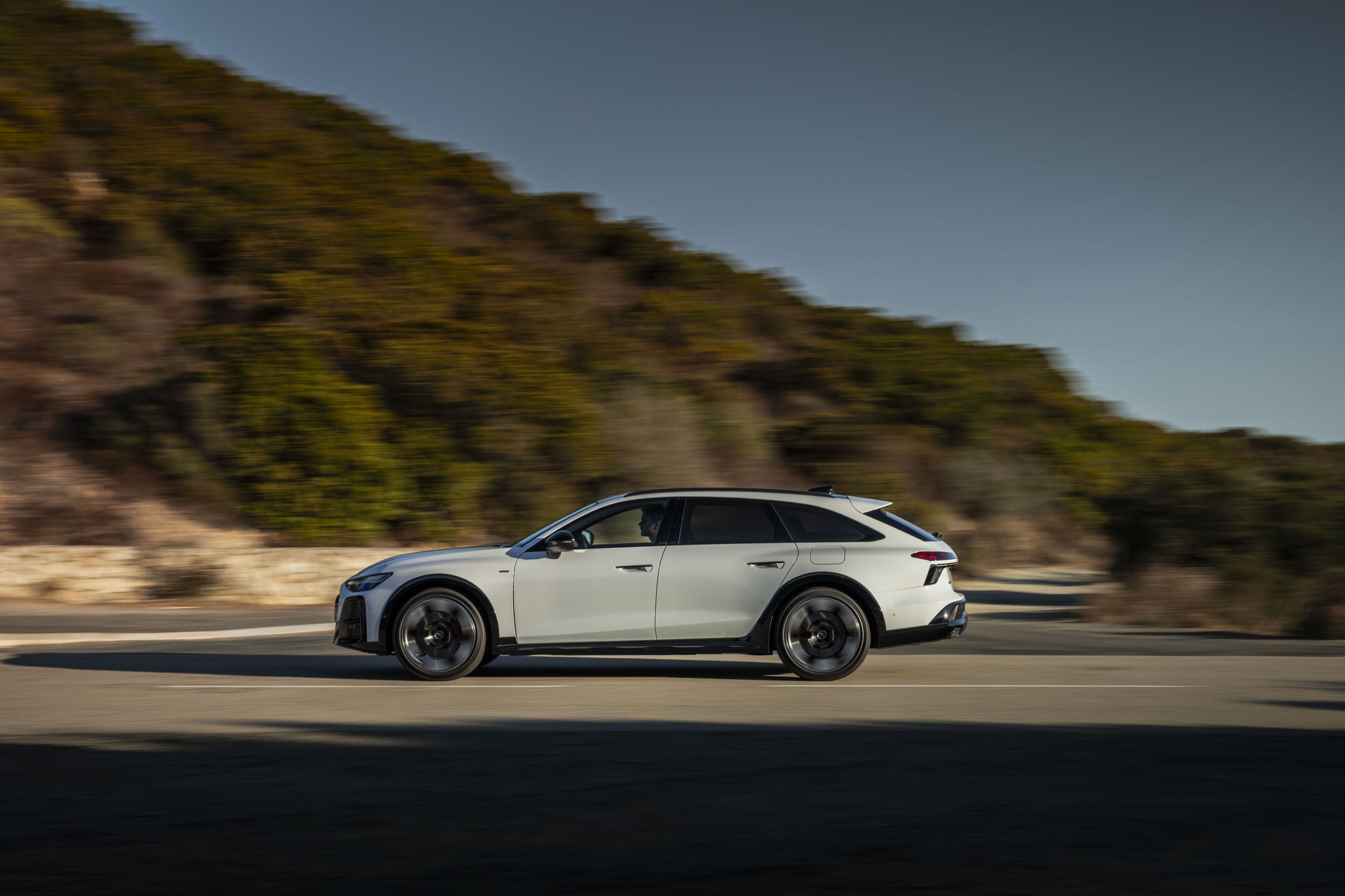 A6 allroad e-hybrid - Audi A6 allroad e-hybrid in Gletscherweiß Metallic, Outdoor-Fahraufnahme, Exterieur, in bergiger Umgebung.