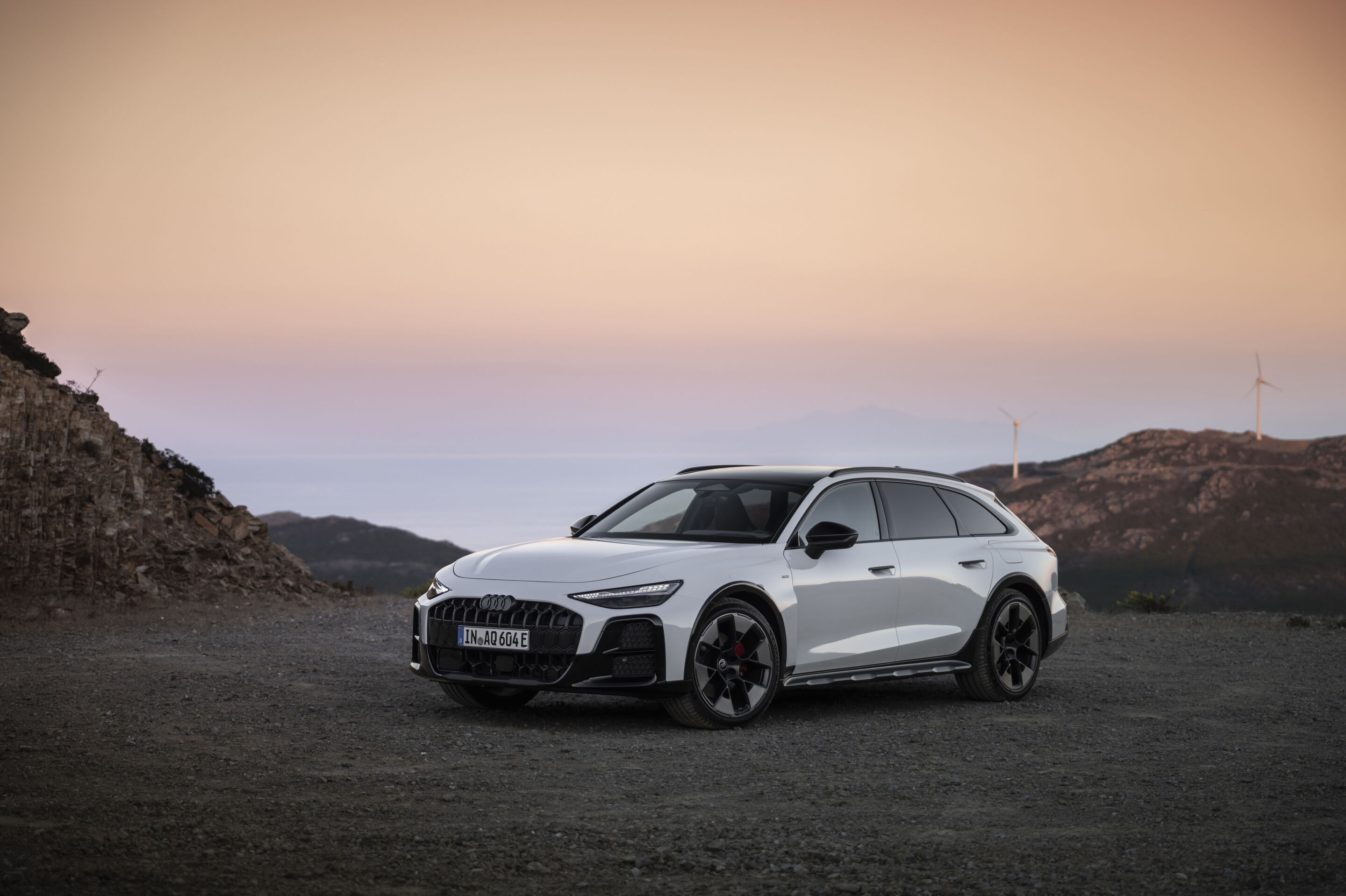 A6 allroad e-hybrid - Audi A6 allroad e-hybrid in Gletscherweiß Metallic, Outdoor-Standaufnahme, Exterieur, Seitenansicht in bergiger Umgebung.