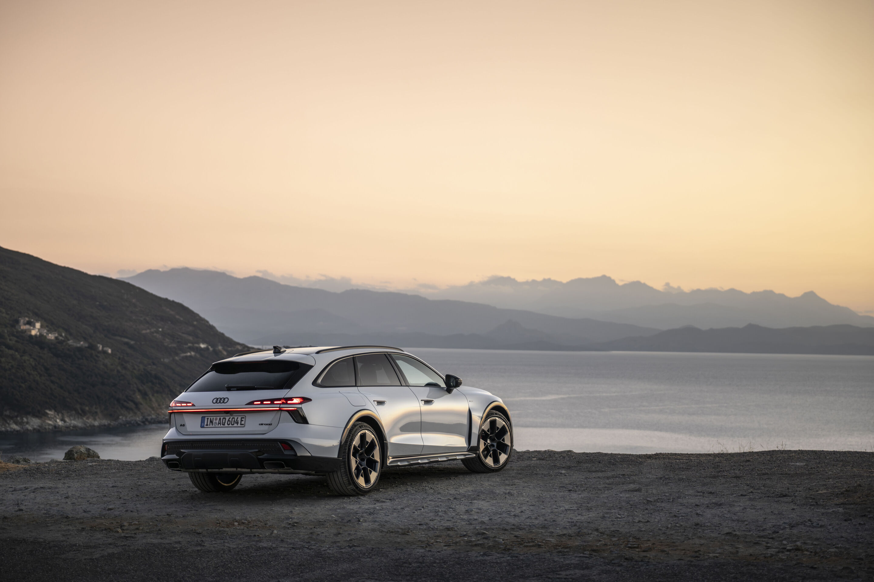 A6 allroad e-hybrid - A6 allroad e-hybrid, gletscherweiß, Standaufnahme, Dreiviertelheckansicht in bergiger Umgebung