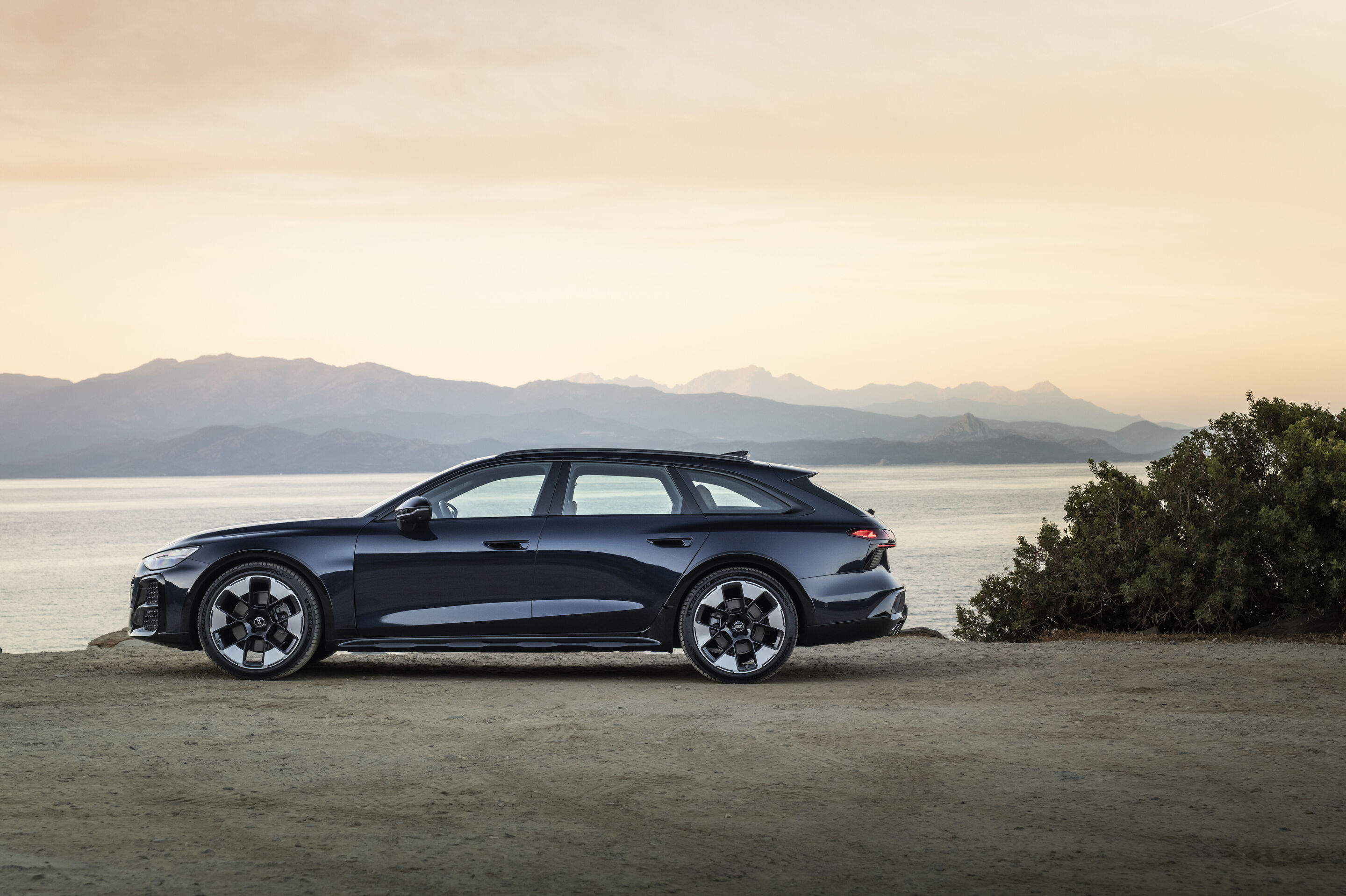A6 allroad TDI - Audi A6 allroad TDI in Firmament Blue metallic, outdoor static shot, exterior, side view with a mountainous backdrop.