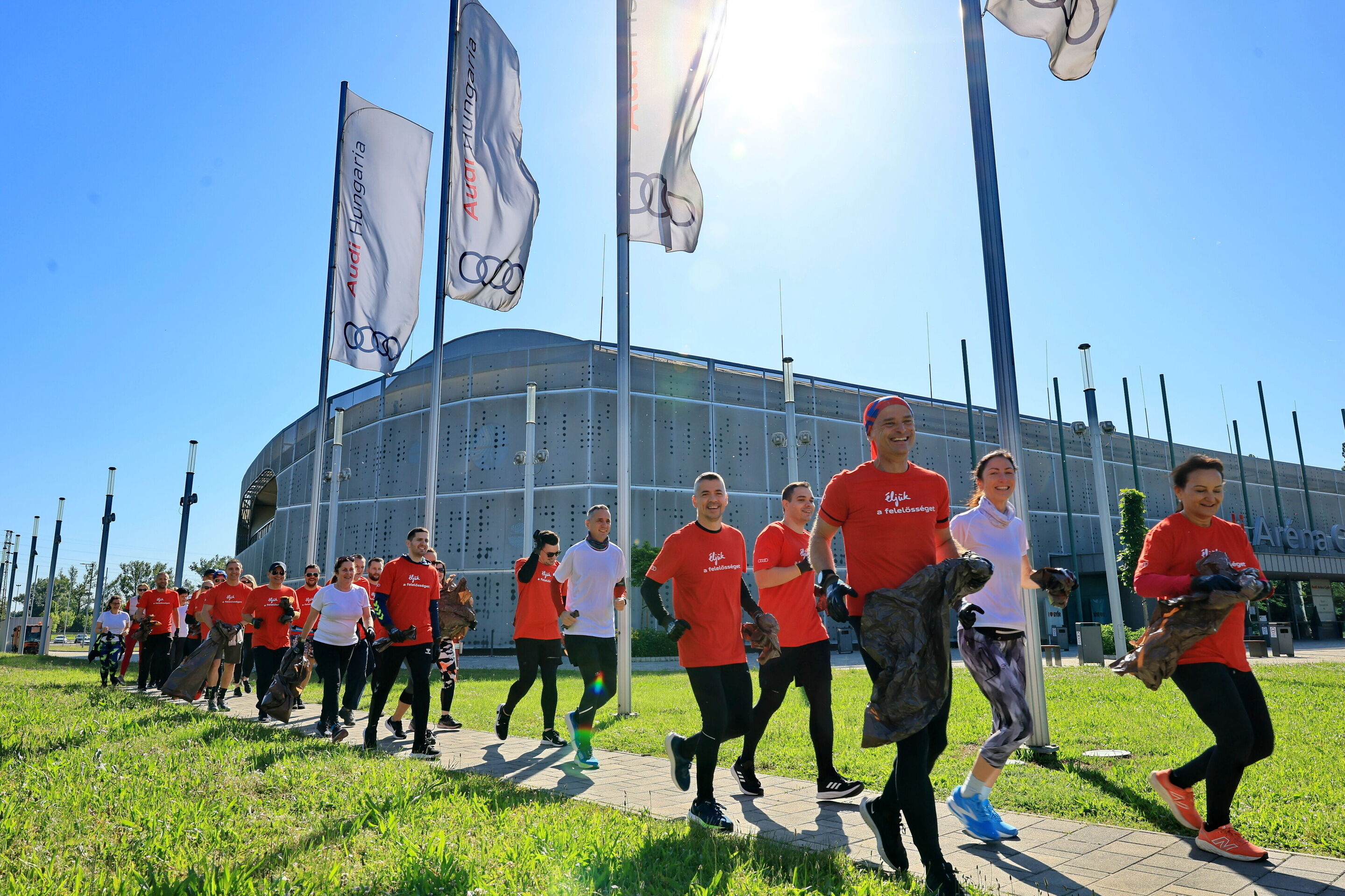 Plogging Aktion bei Audi Hungaria - Plogging: Nachhaltigkeit ist eine der tragenden Säulen der Unternehmensstrategie von Audi Hungaria. Dem Unternehmen ist es wichtig, gemeinsam mit seinen Mitarbeitenden an Initiativen teilzunehmen, die einen Beitrag...