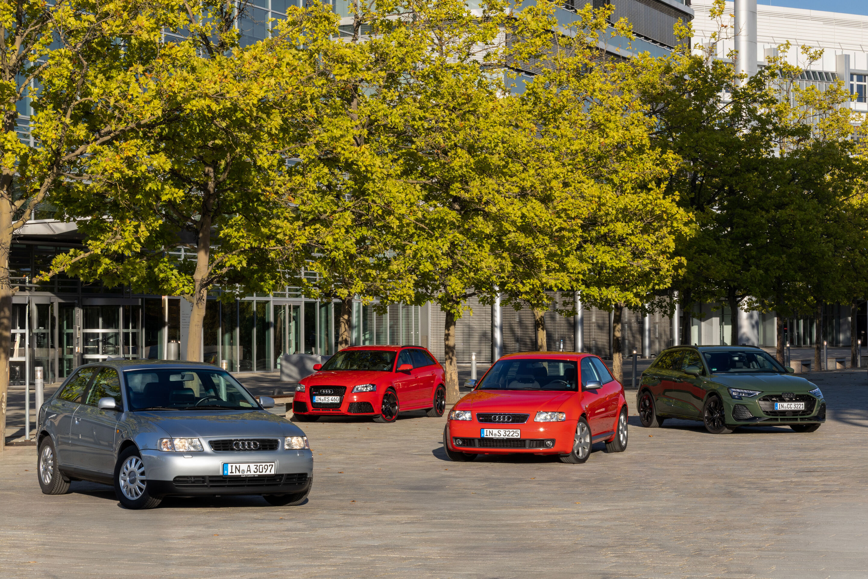 30 Jahre Audi A3 - Gruppenbild der Generationen: Audi A3 (1997), Audi S3 (2002), Audi RS 3 Sportback (2011) und der aktuelle Audi A3 Sportback