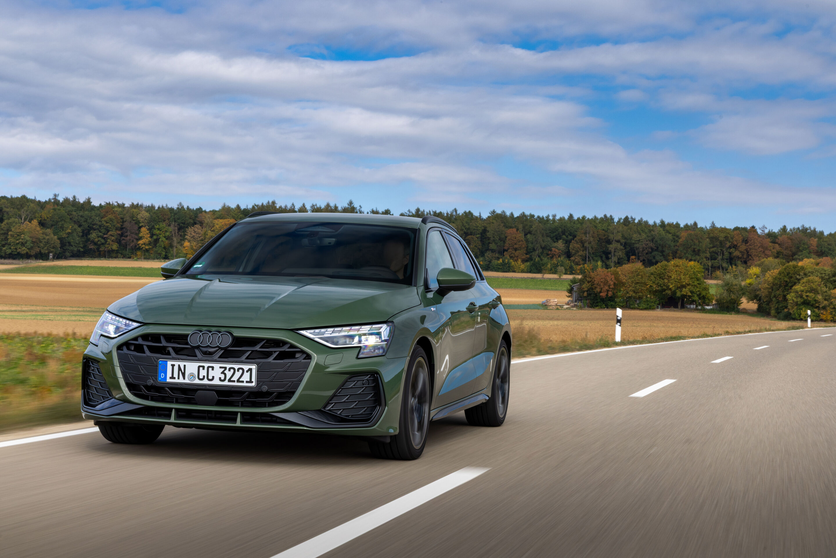 30 Jahre Audi A3 - Fahraufnahme des Audi A3 Sportback in Distriktgrün Metallic