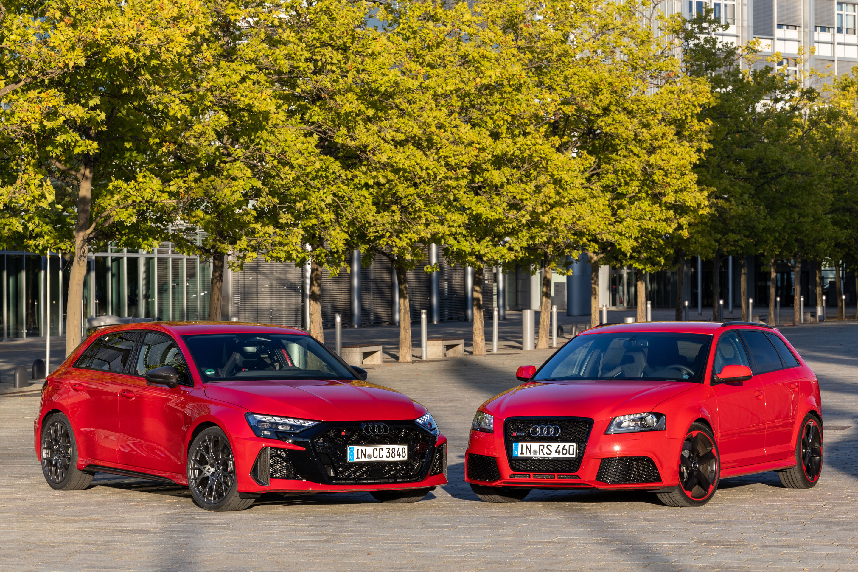 30 Jahre Audi A3 - Das Top-Modell der Baureihe: Audi RS 3 (2026), links; Audi RS 3 erste Generation (2011), rechts
