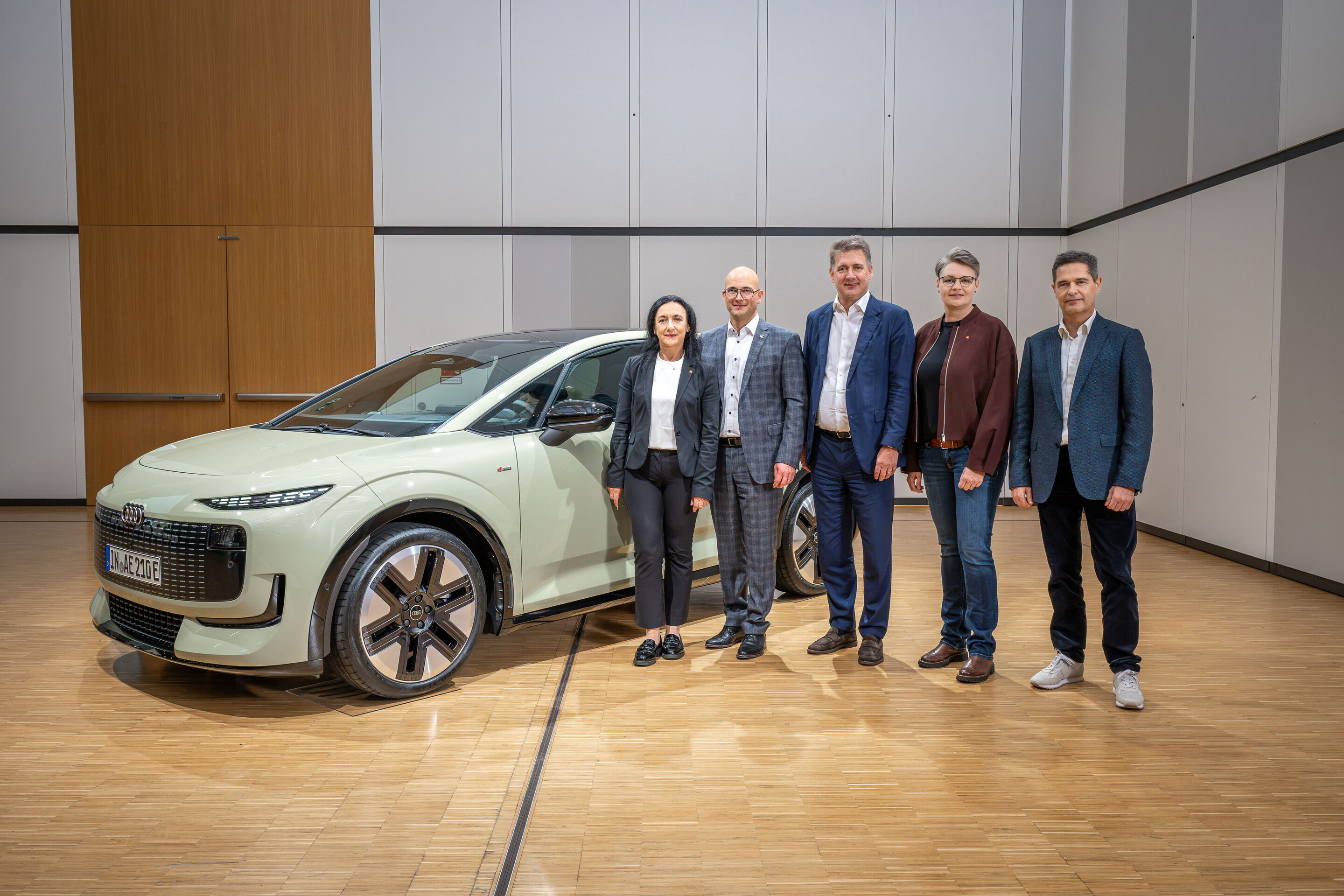 Betriebsrat fordert Klarheit und Zukunftsperspektiven für Audi - Rita Beck (stellv. Betriebsratsvorsitzende), Jörg Schlagbauer (Betriebsratsvorsitzender), Gernot Döllner (Vorstandsvorsitzender), Karola Frank (stellv. Betriebsratsvorsitzende) und Xavier...