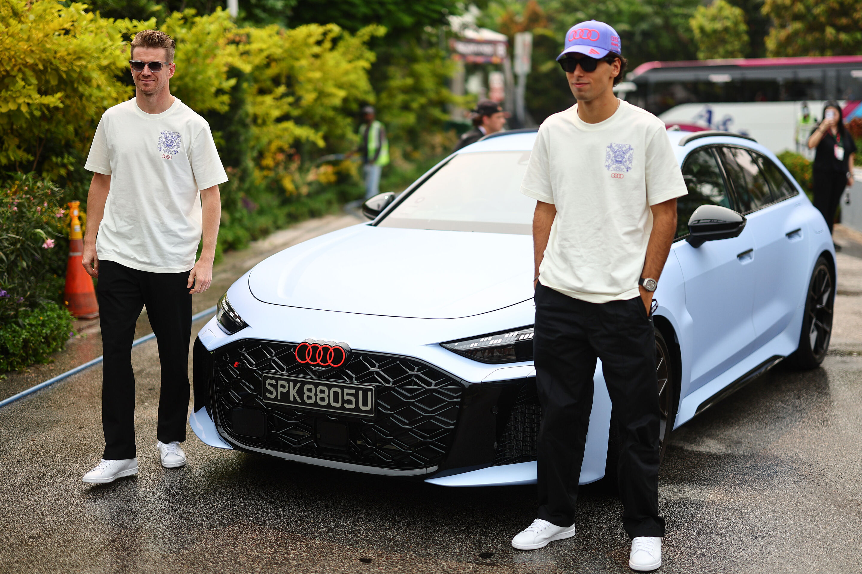 Audi Revolut F1 Team: Grand Prix von Singapur - Nico Hülkenberg und Gabriel Bortoleto bei der Asien-Premiere des Audi RS 5 Avant