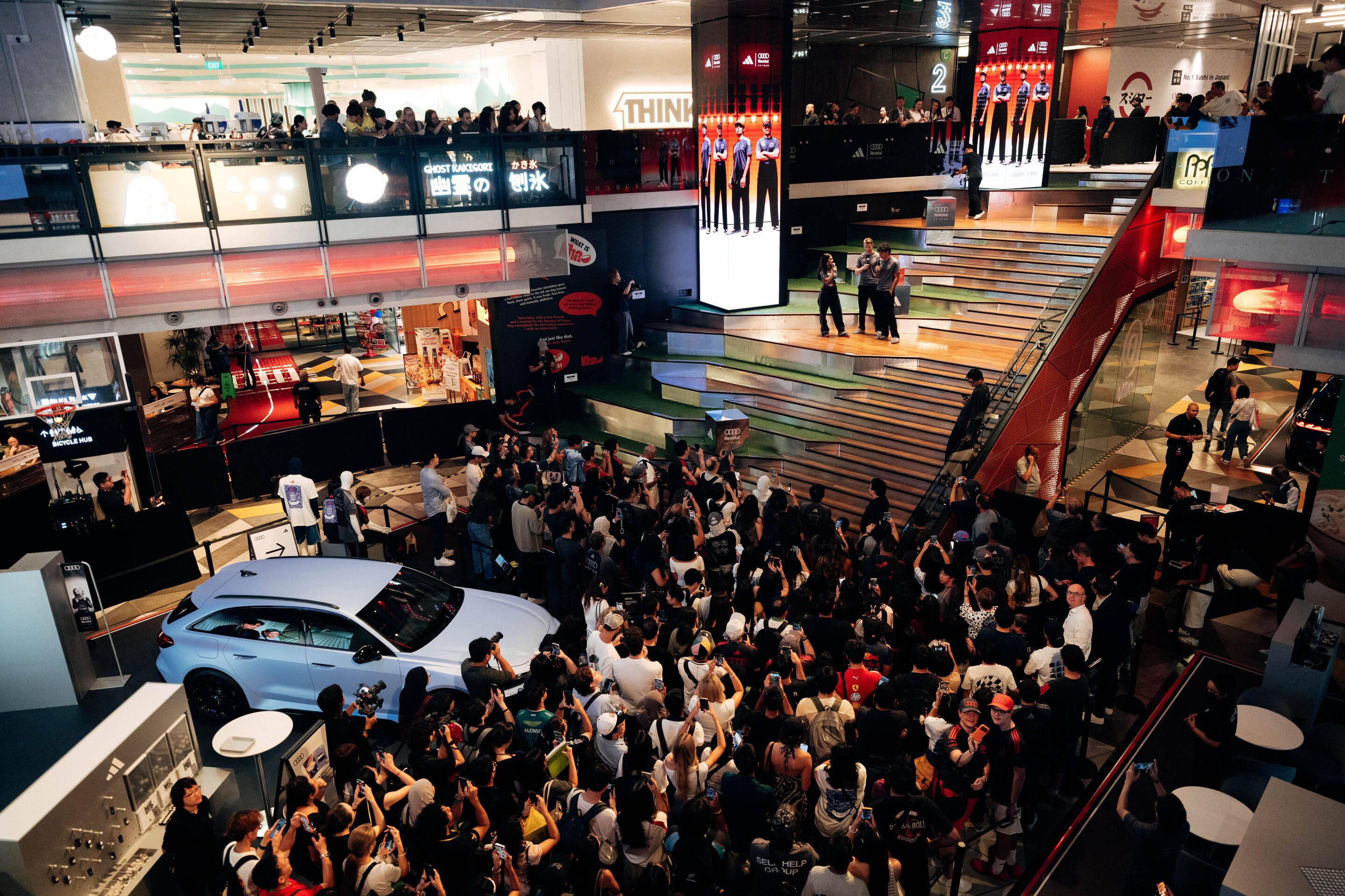 Audi Revolut F1 Team: Grand Prix von Singapur - Gabriel Bortoleto und Nico Hülkenberg bei einem PR-Event in Singapur
