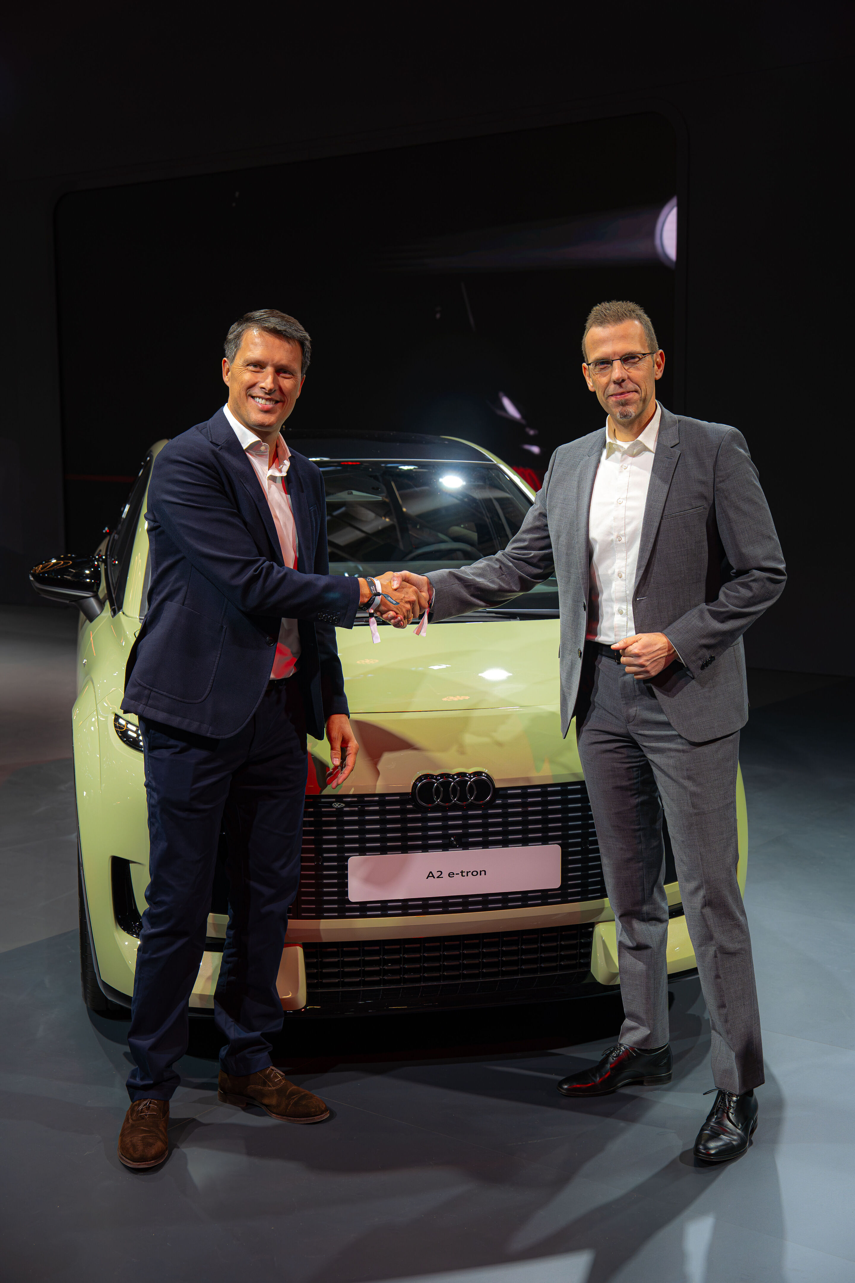 Audi A2 e-tron auf der Paris Motor Show - Elektrische Effizienz für Europa: Robert Breschkow, Managing Director Audi France, und Rouven Mohr, Vorstand für Technische Entwicklung der AUDI AG, am Audi A2 e-tron auf der Paris Motor Show
