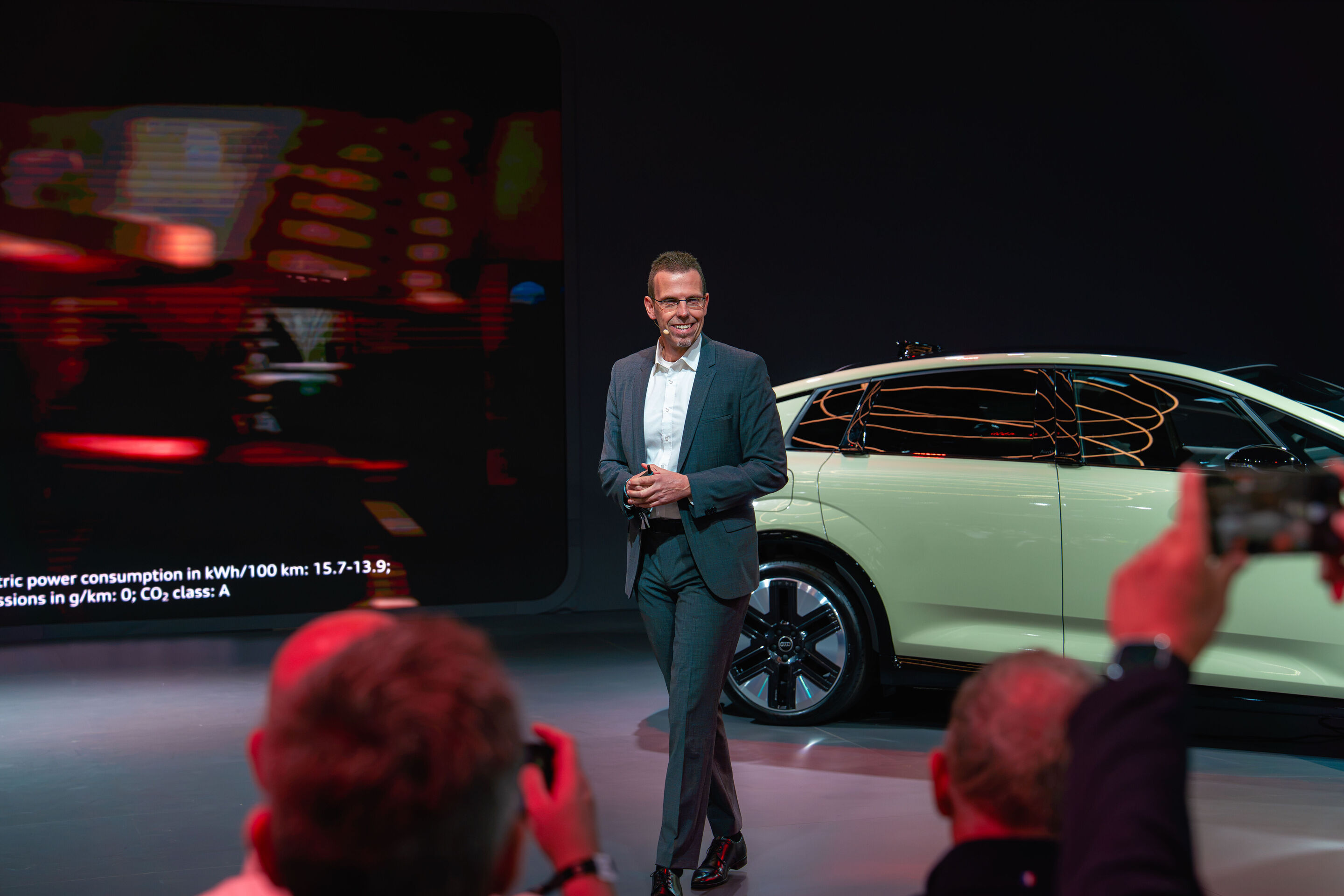 Audi A2 e-tron auf der Paris Motor Show - Elektrische Effizienz für Europa: Rouven Mohr, Vorstand für Technische Entwicklung der AUDI AG, am Audi A2 e-tron auf der Paris Motor Show