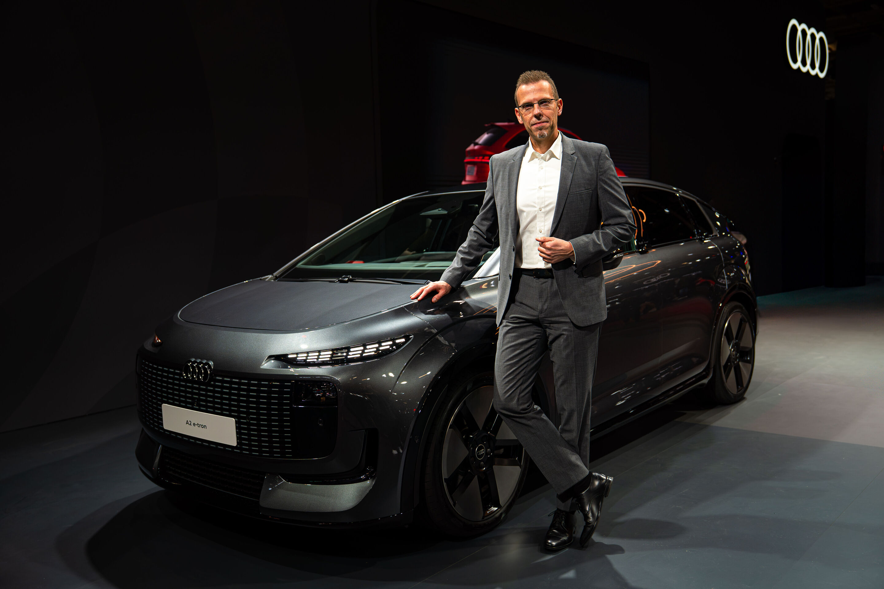 Audi A2 e-tron auf der Paris Motor Show - Elektrische Effizienz für Europa: Rouven Mohr, Vorstand für Technische Entwicklung der AUDI AG, am Audi A2 e-tron auf der Paris Motor Show