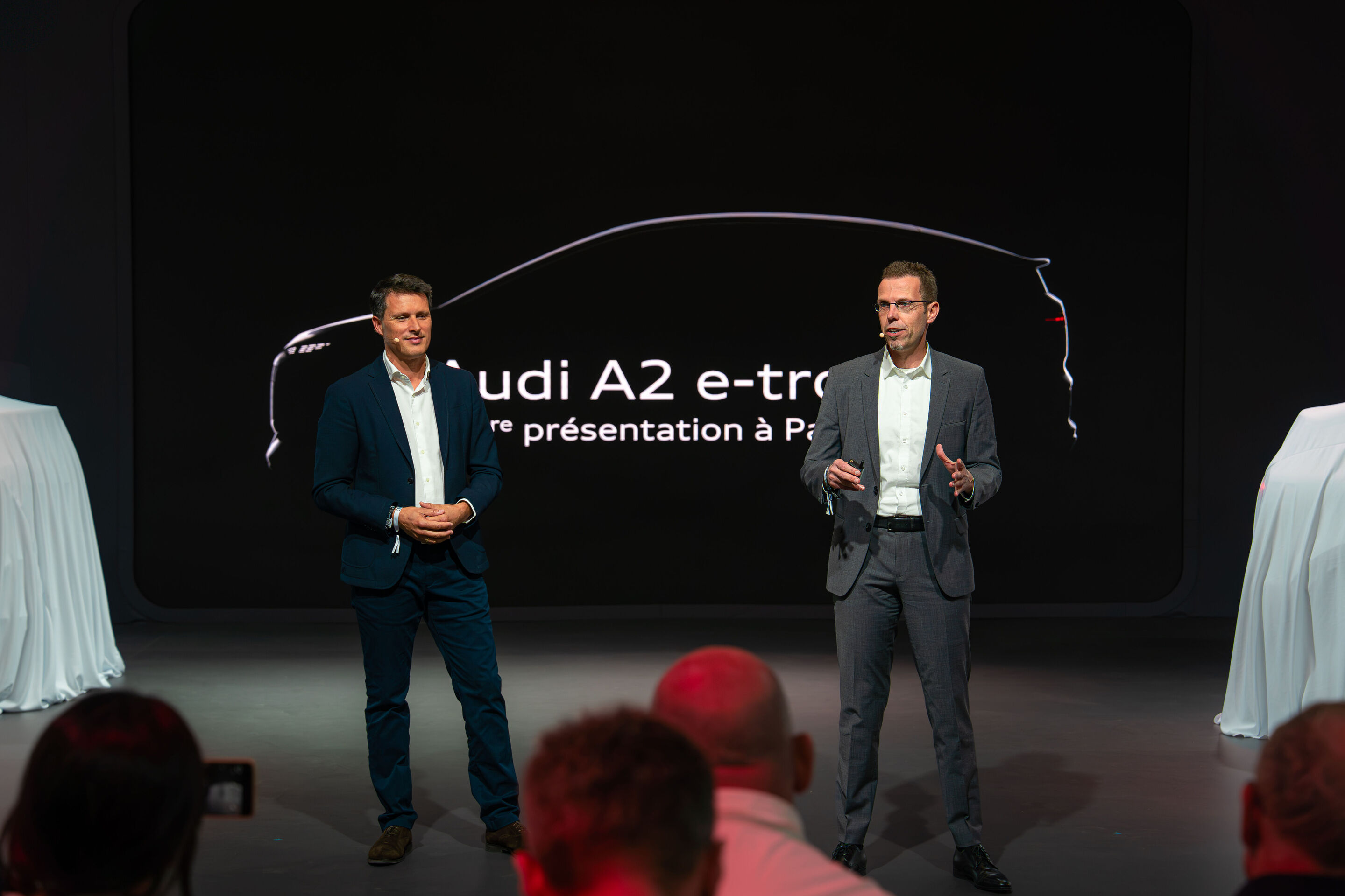 Audi A2 e-tron auf der Paris Motor Show - Elektrische Effizienz für Europa: Robert Breschkow, Managing Director Audi France, und Rouven Mohr, Vorstand für Technische Entwicklung der AUDI AG, am Audi A2 e-tron auf der Paris Motor Show