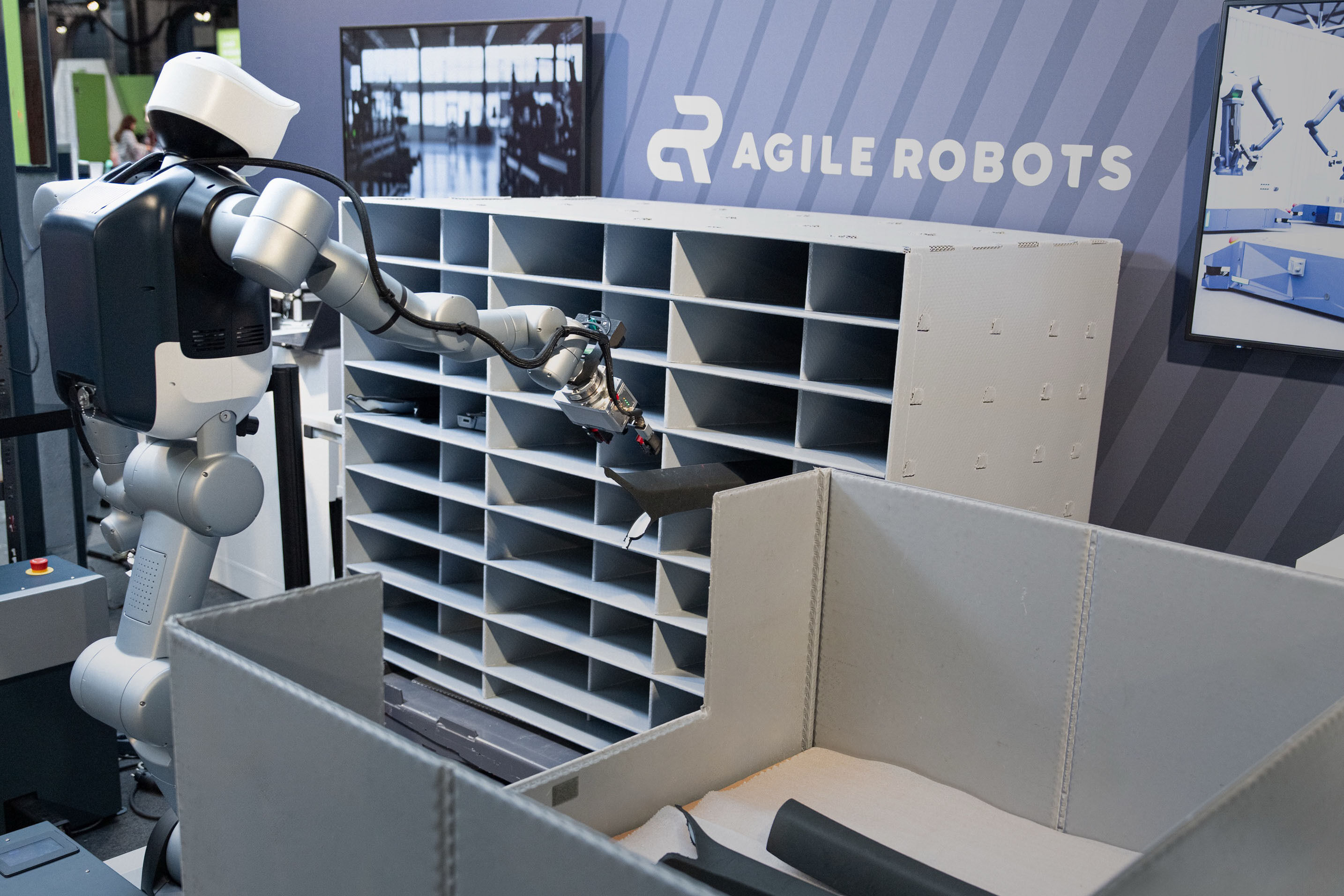 Mobile humanoide Roboter für die Automobillogistik - Agile Robots, Audi, Dassault Systèmes und NVIDIA haben auf der NVIDIA GTC Berlin einen Proof-of-Concept vorgestellt, bei dem die Sequenzierung von Bauteilen im Audi Werk Ingolstadt mithilfe mobiler...