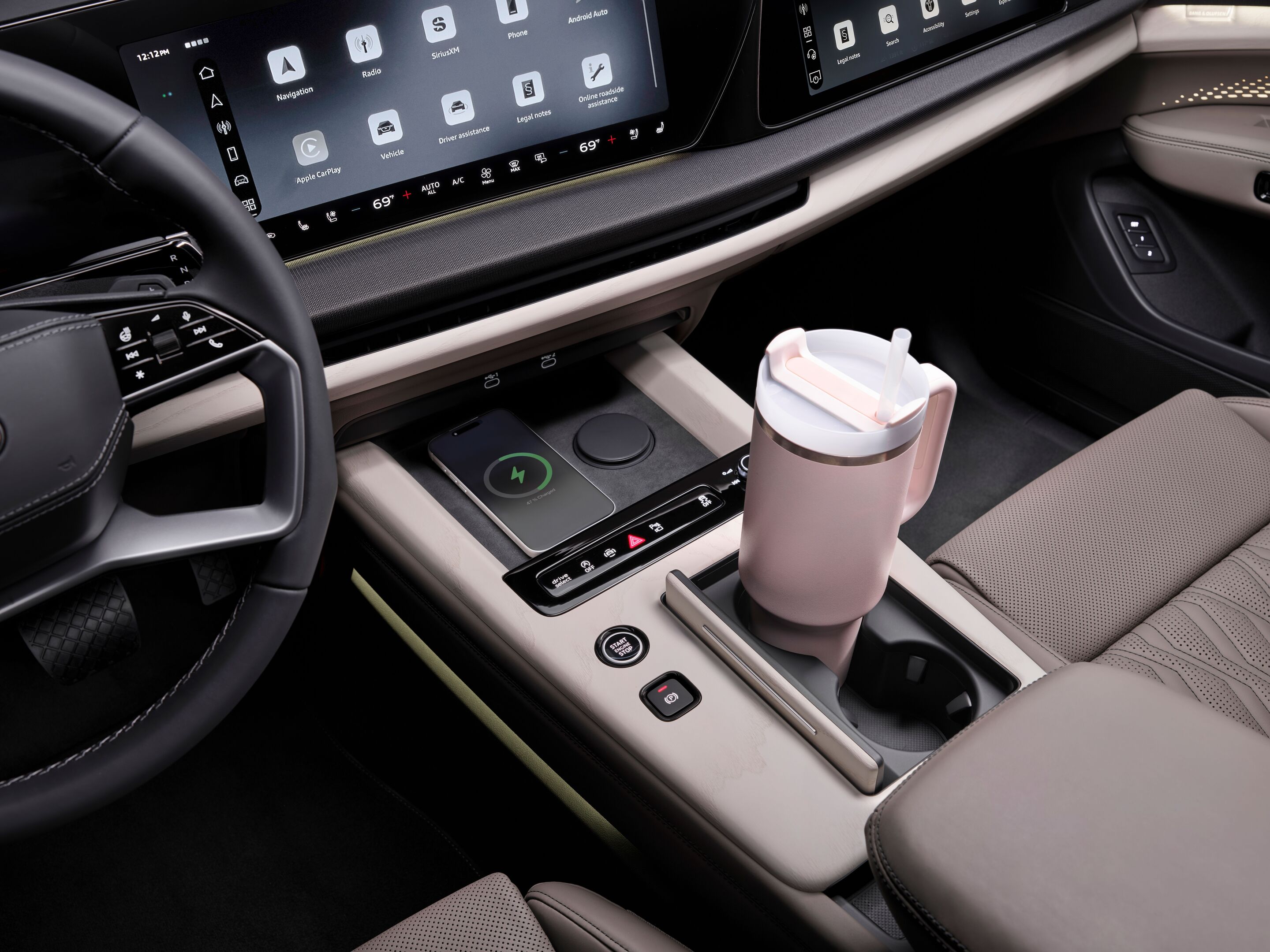 Audi Q9 SUV und Audi SQ9 SUV - Praktische Details für den Alltag Großzügig dimensionierte Cupholder und eine kabellose Lademöglichkeit für Smartphones in der Mittelkonsole unterstützen den Komfort im Audi Q9 SUV und Audi SQ9 SUV.