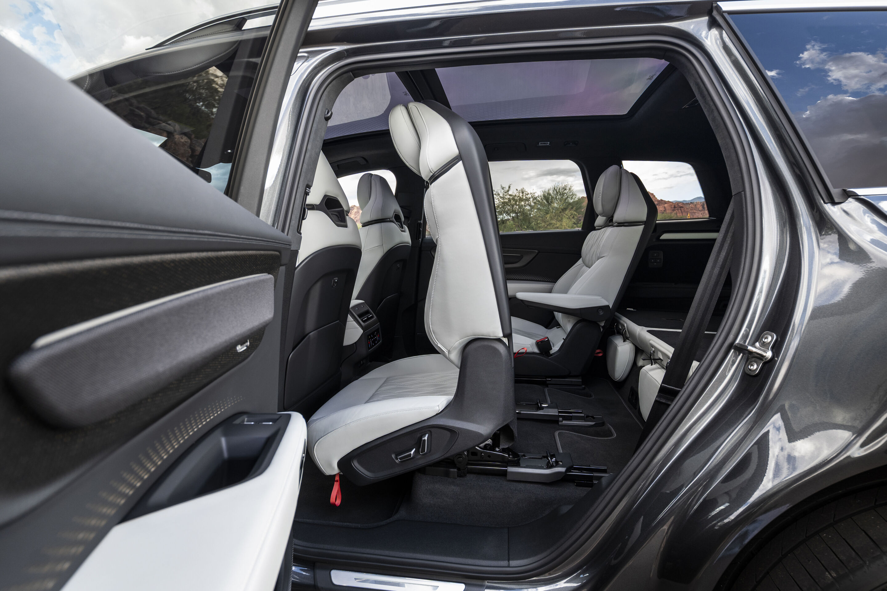 Audi Q9 SUV and Audi SQ9 SUV - Flexible seating concept: Depending on the configuration, the Audi Q9 SUV and Audi SQ9 SUV offer six or seven seats. Individual seats in the second row provide convenient access to the third row of seats.