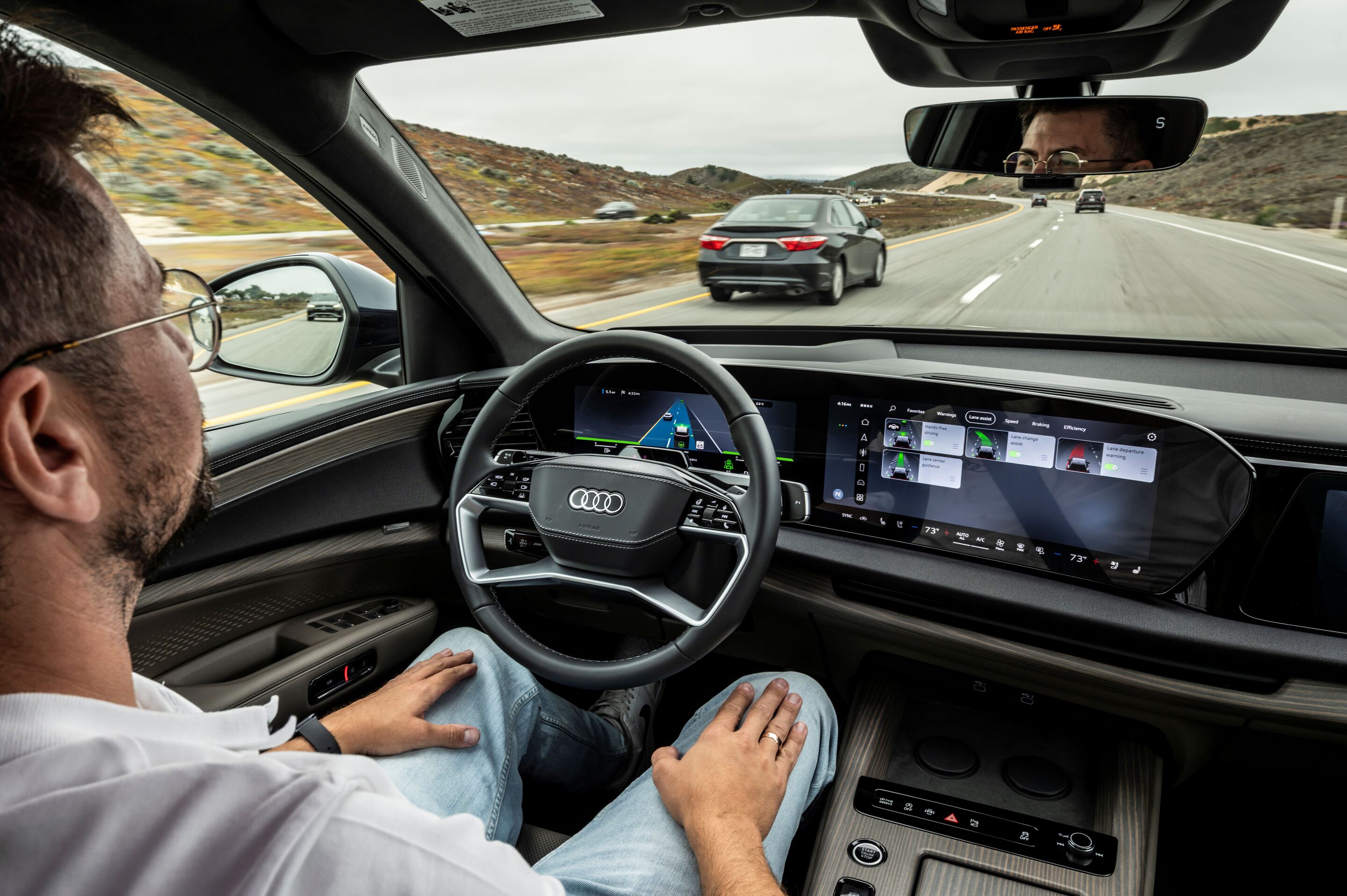 Audi Q9 SUV und Audi SQ9 SUV - Der optionale Adaptive cruise assist plus unterstützt auf ausgewählten Autobahnen beim Lenken, Beschleunigen und Bremsen. Innerhalb seiner Systemgrenzen ermöglicht das Level-2-System auch das Fahren ohne Hände am Lenkrad.