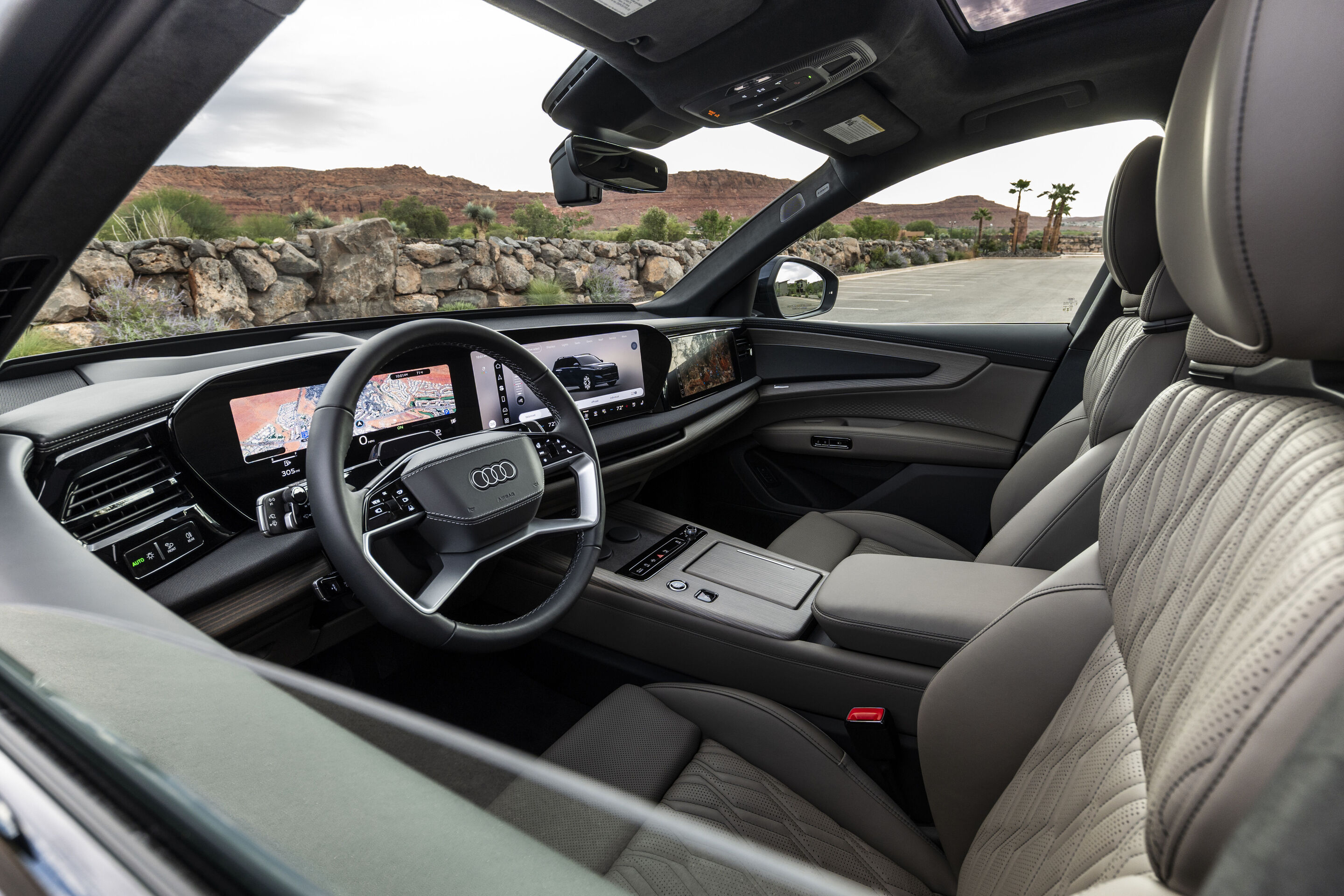 Audi Q9 SUV - Im Interieur überzeugt der Audi Q9 mit einem neuen Gefühl von Geräumigkeit und Komfort. Hochwertige Materialien, elektrische Einzelsitze in der zweiten Sitzreihe und elektrische Türen unterstreichen den Premiumanspruch im Interieur.