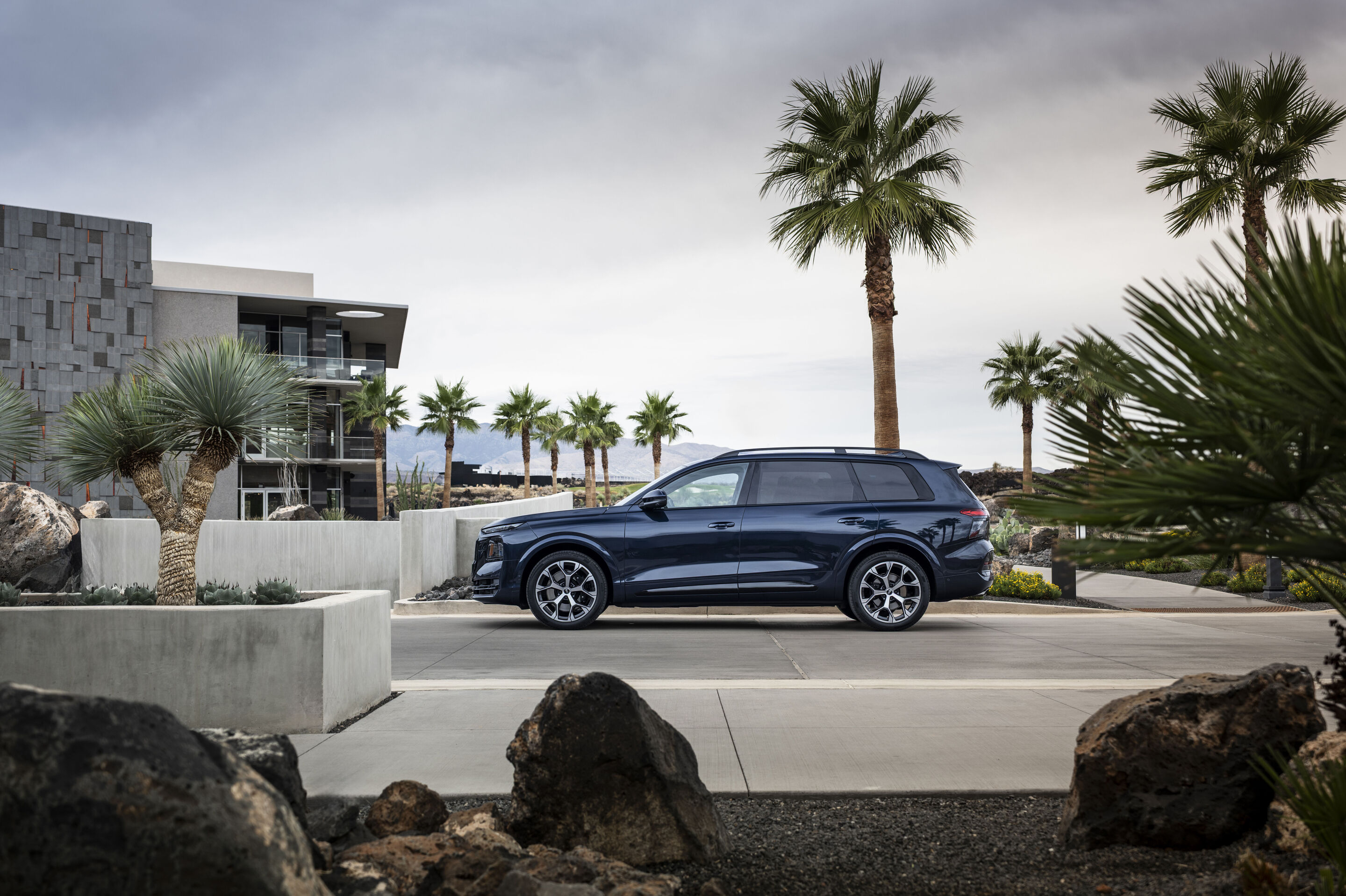 Audi Q9 SUV - Audi Q9 SUV in Waitomoblau Metallic in Utah. Der Audi Q9 ist die neue Spitze des Audi Portfolios. Er setzt durch seine kraftvolle Präsenz auf der Straße ein Statement und zeichnet sich durch technische Exzellenz, Qualität und Sicherheit...