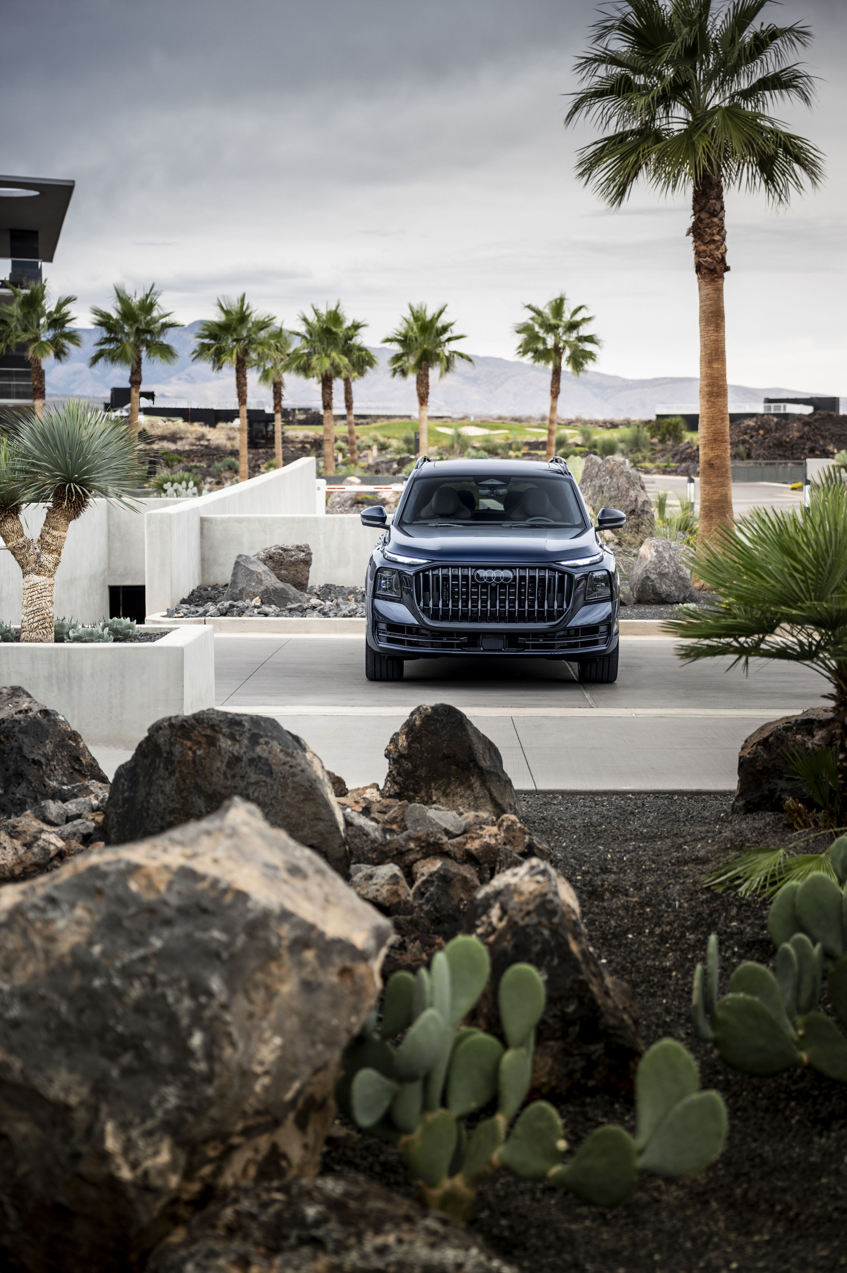 Audi Q9 SUV - Audi Q9 SUV in Waitomoblau Metallic in Utah. Der Audi Q9 ist die neue Spitze des Audi Portfolios. Er setzt durch seine kraftvolle Präsenz auf der Straße ein Statement und zeichnet sich durch technische Exzellenz, Qualität und Sicherheit...